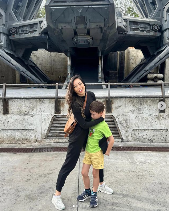 Dara Huang abraza a su hijo Christopher Woolf Mapelli Mozzi en Disney's Hollywood Studios. | Foto: Instagram/dara_huang