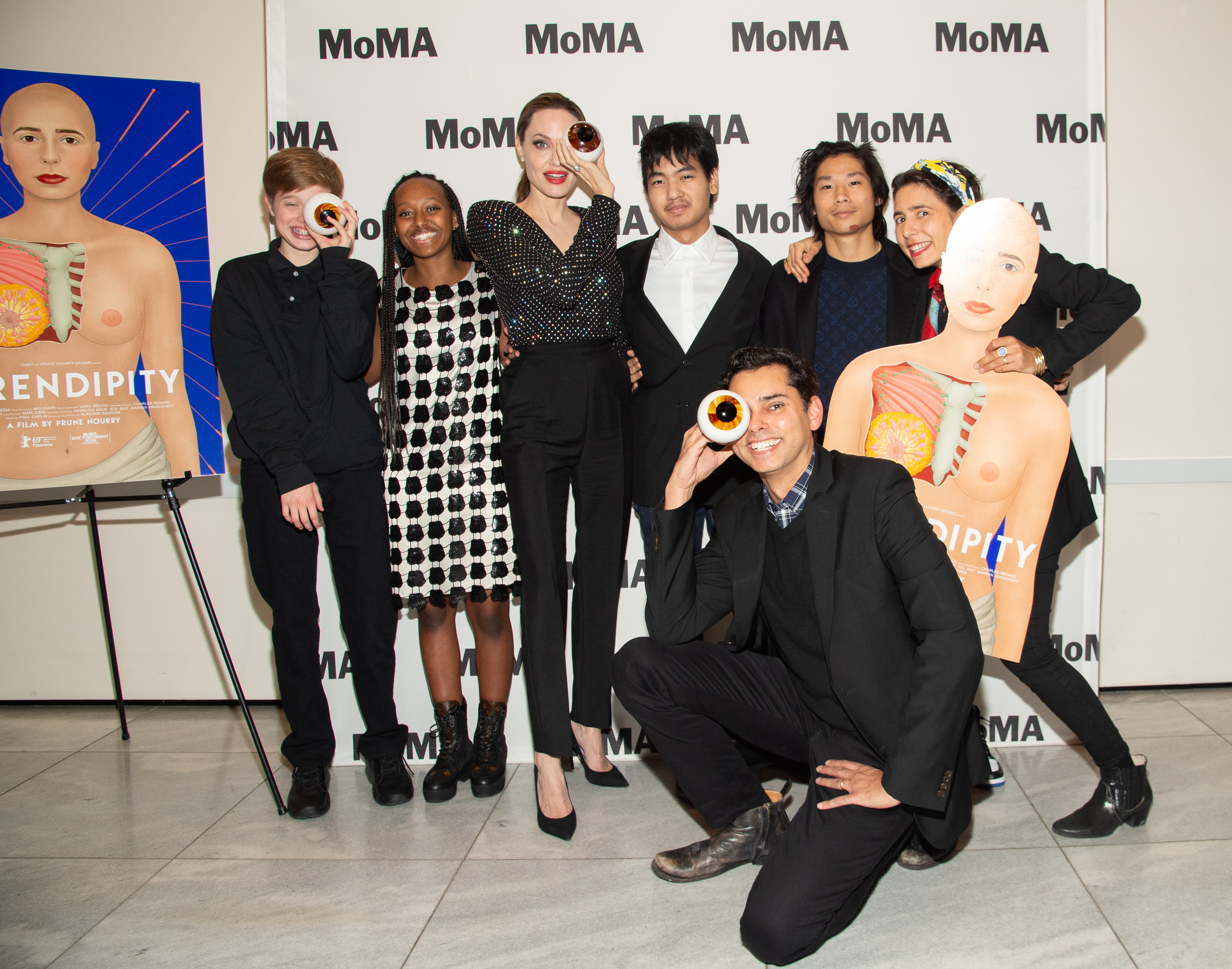 Shiloh, Zahara, Maddox y Pax Jolie-Pitt fotografiados con Angelina Jolie, Rajendra Roy y Prune Nourry el 21 de febrero de 2019, en Nueva York. | Fuente: Getty Images