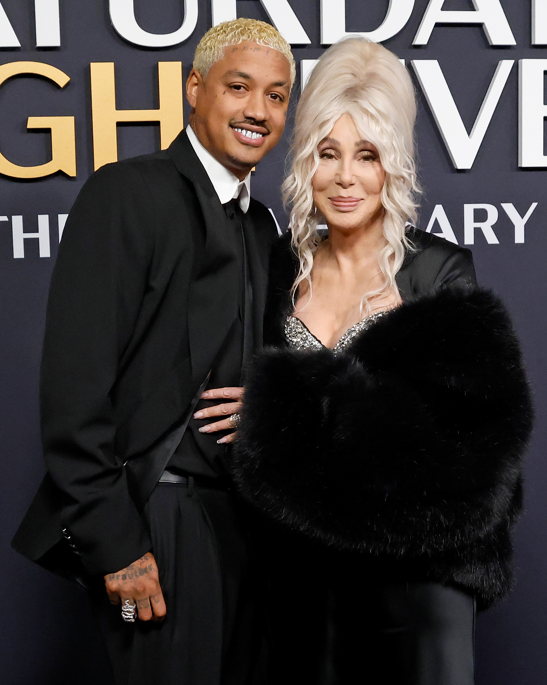 Alexander Edwards y Cher en el especial de aniversario de SNL el 16 de febrero de 2025, en el 30 Rockefeller Center de Nueva York. | Fuente: Getty Images
