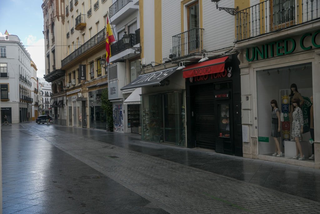 Las calles comerciales vacías el 2 de abril de 2020 en Sevilla, España. Andalucía. | Foto de Maria José López a través de Getty Images