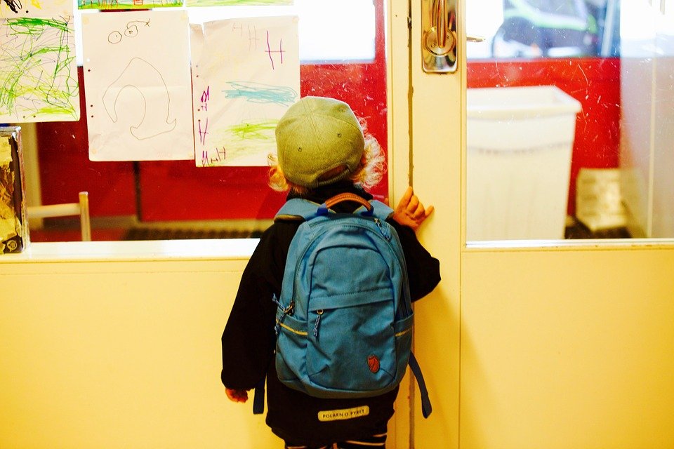 Niño fuera del salón de clases. | Imagen: Pixabay