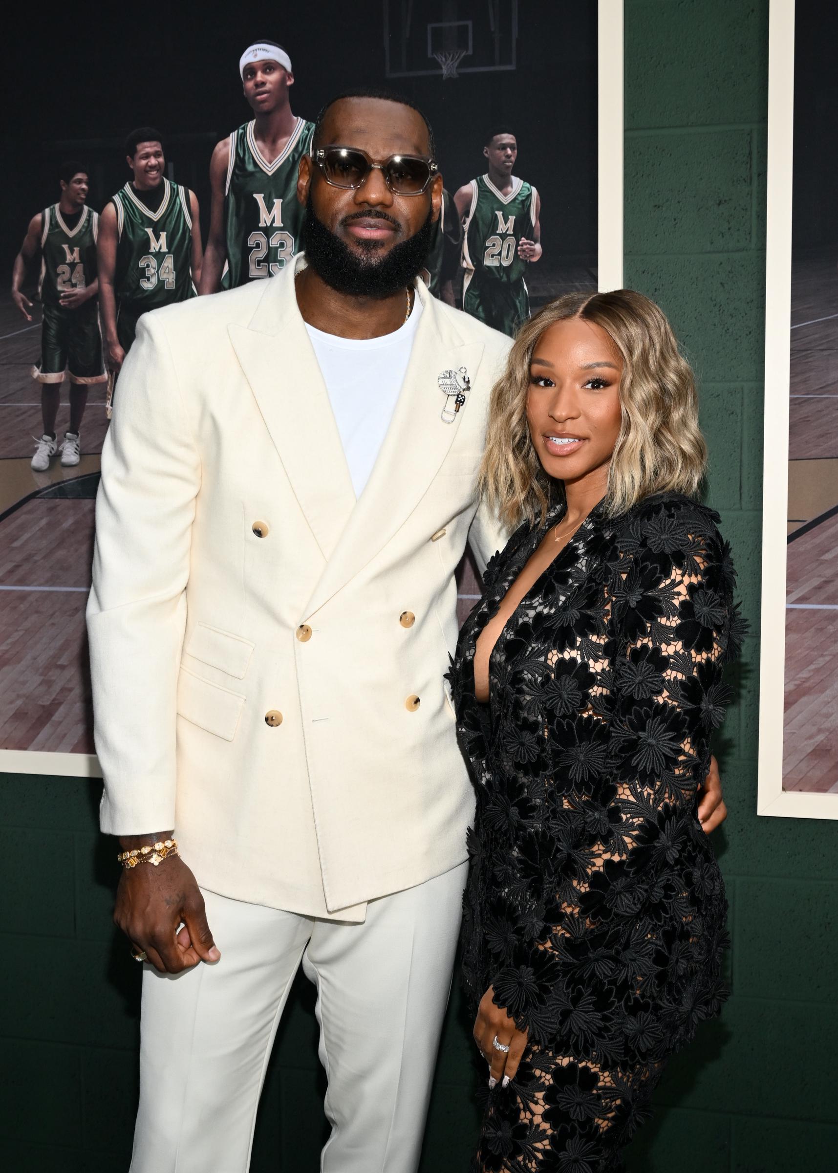 LeBron y Savannah James en el estreno de "Shooting Stars" celebrado el 31 de mayo de 2023 | Fuente: Getty Images