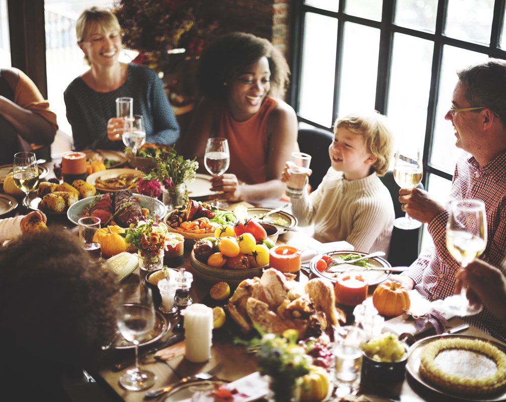 Familia cenando en el Día de Acción de Gracias | Foto: Shutterstock