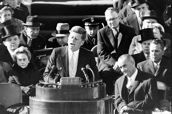 El Presidente John F. Kennedy durante su toma de posesión como 35º Presidente de los Estados Unidos, el 20 de enero de 1960 | Fuente: Getty Images