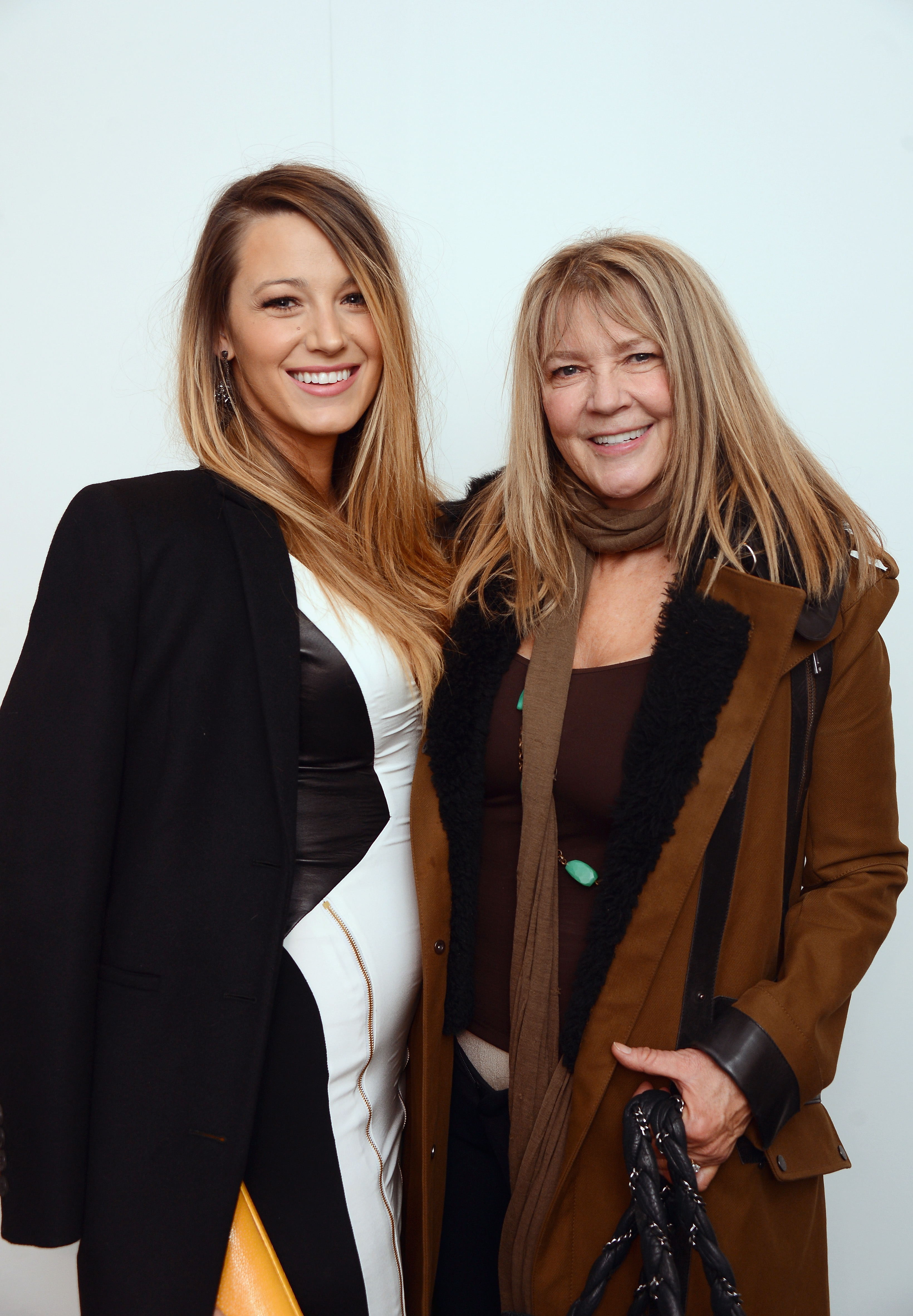 Blake y Elaine Lively posan entre bastidores en la Mercedes-Benz Fashion Week Fall de Nueva York, el 12 de febrero de 2015 | Fuente: Getty Images