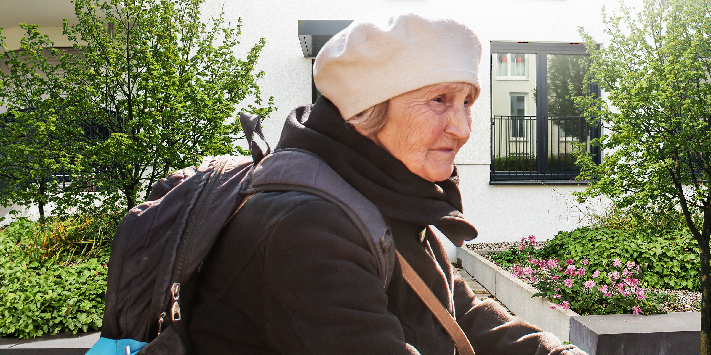 Una anciana de aspecto angustiado caminando con una mochila | Fuente: Shutterstock