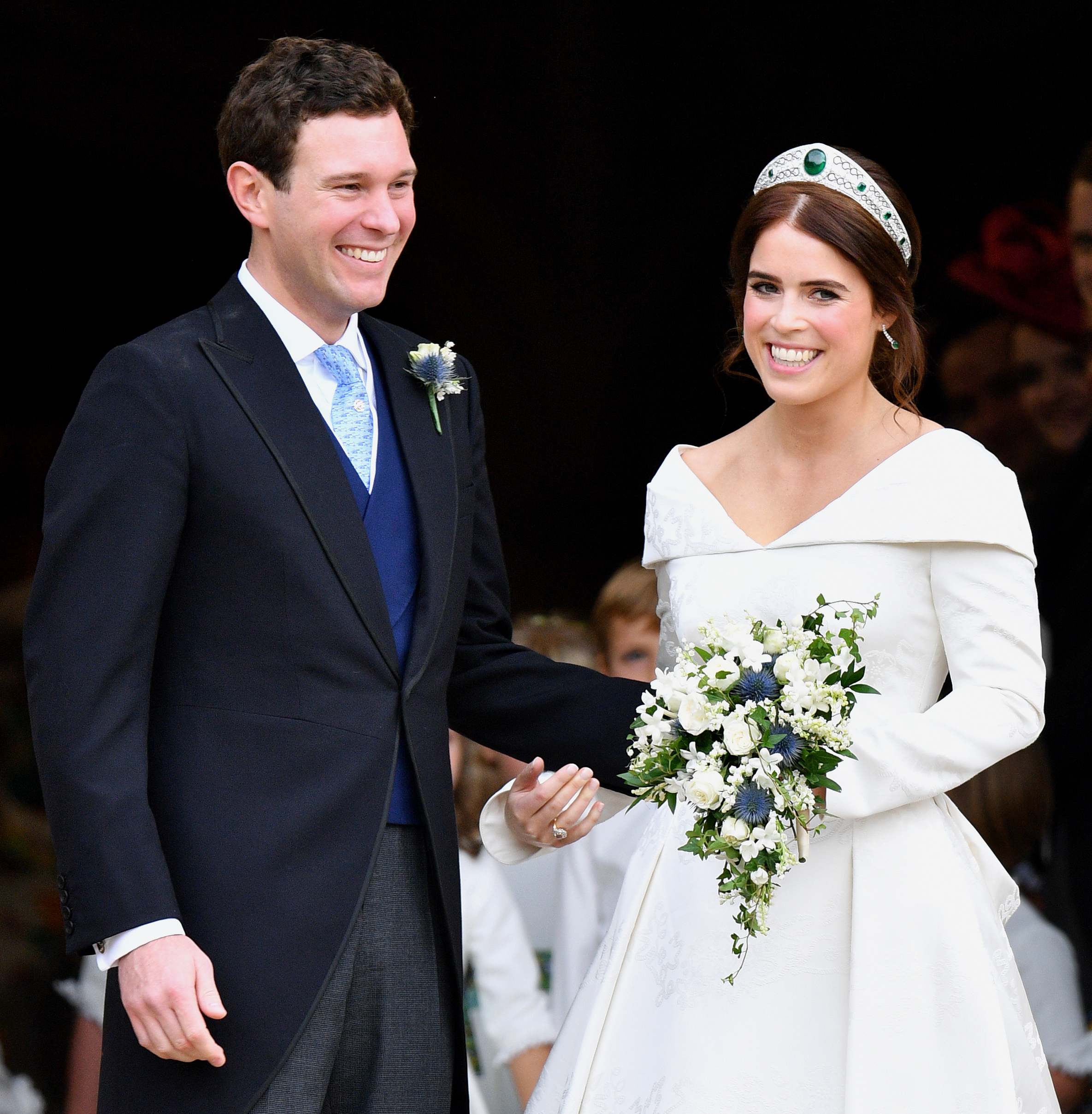 Jack Brooksbank y la princesa Eugenie saliendo de la Capilla de San Jorge después de su ceremonia de boda el 12 de octubre de 2018 en Windsor, Inglaterra. | Fuente: Getty Images