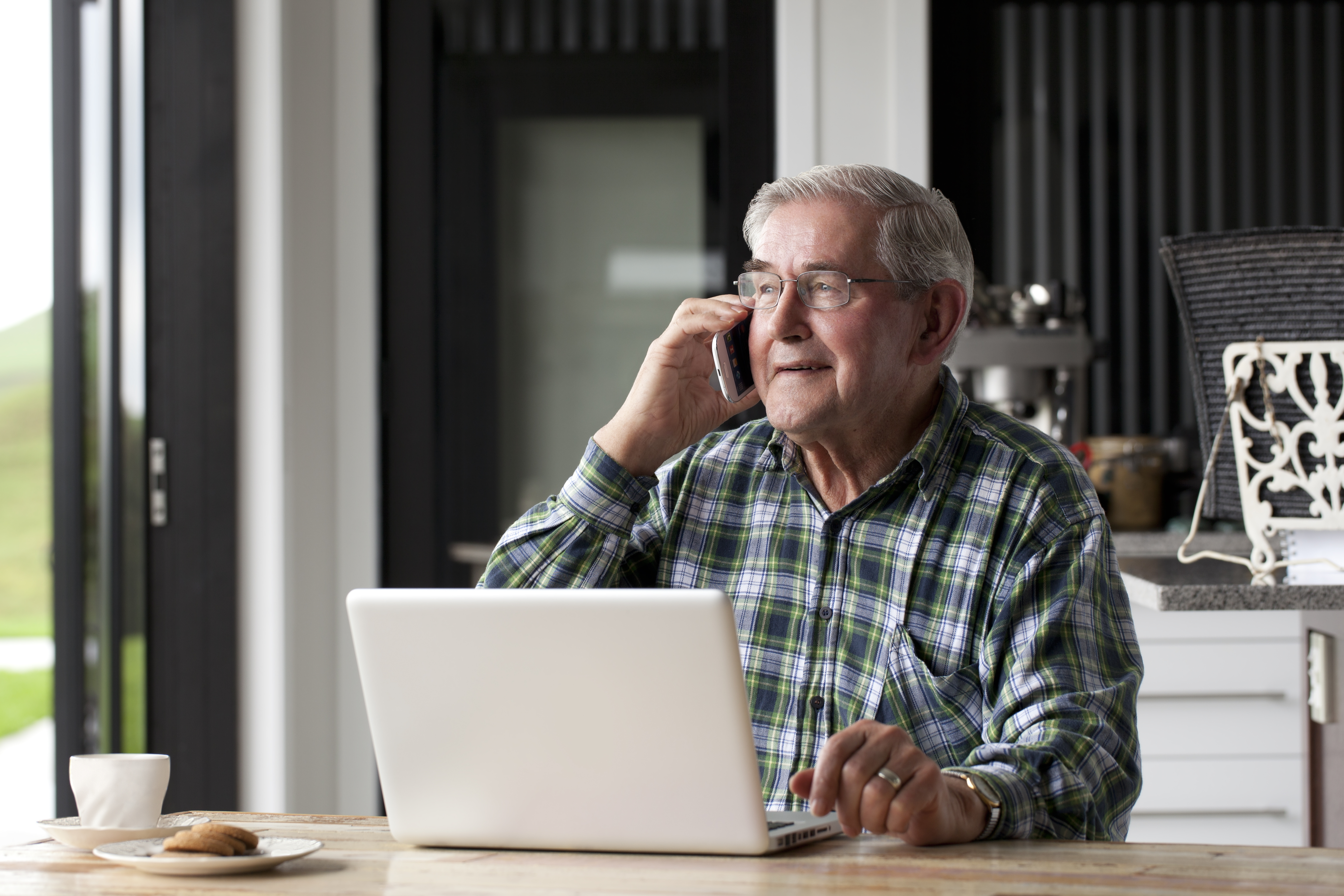 Hombre mayor con Tecnología | Fuente: Getty Images