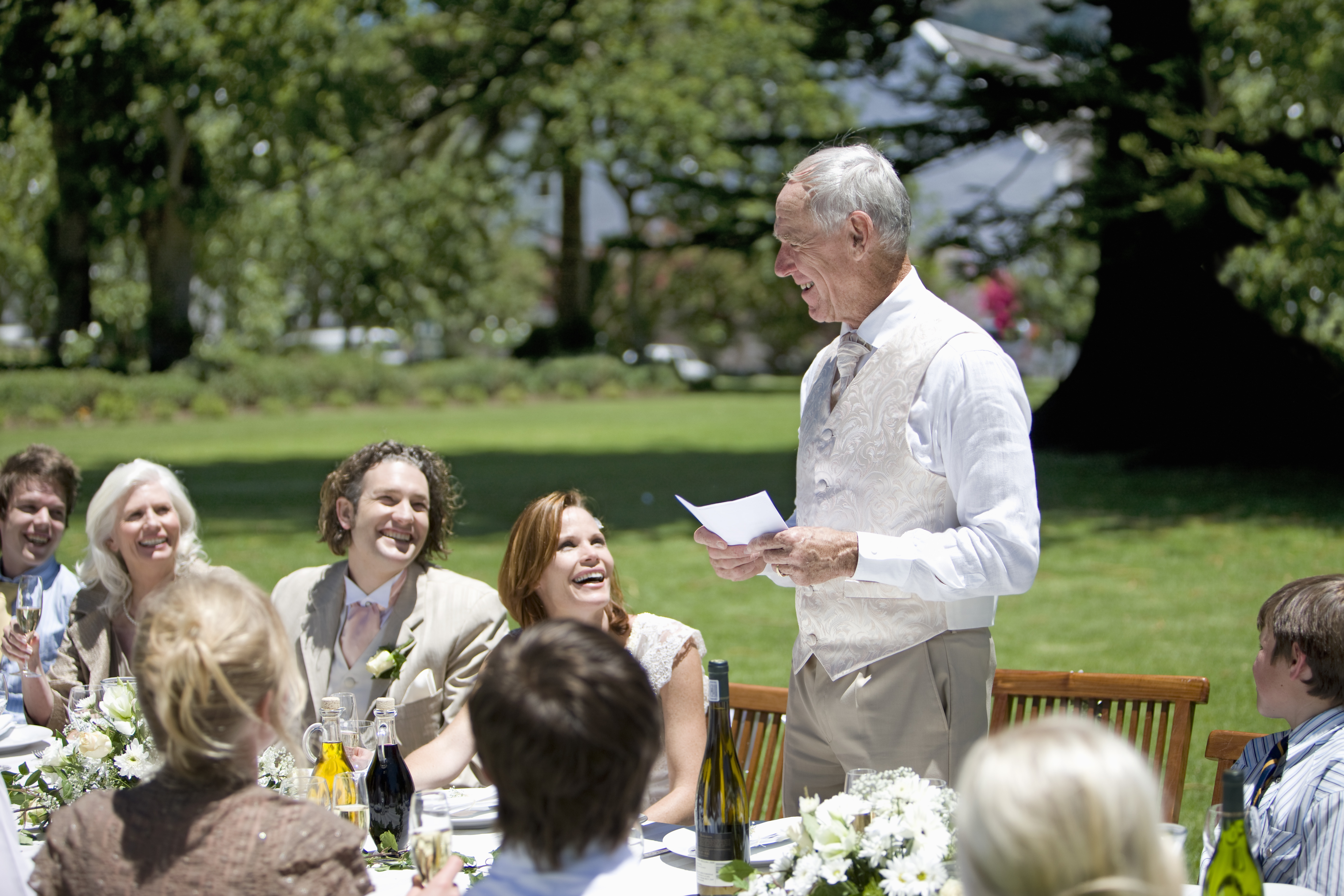 Un hombre hablando en una boda | Fuente: Shutterstock