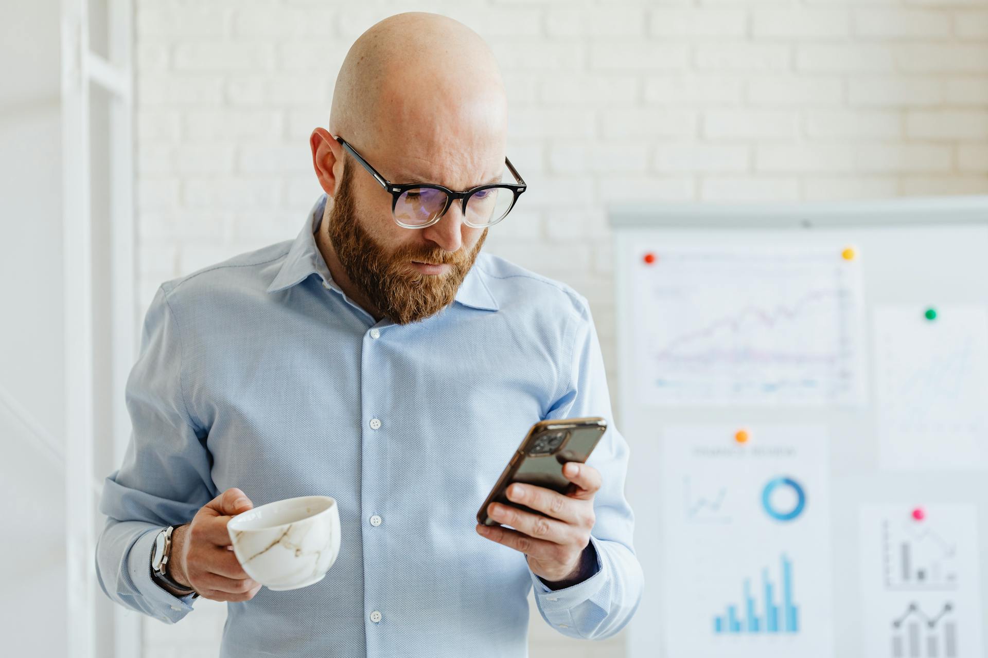 Un hombre conmocionado mirando su teléfono | Fuente: Pexels