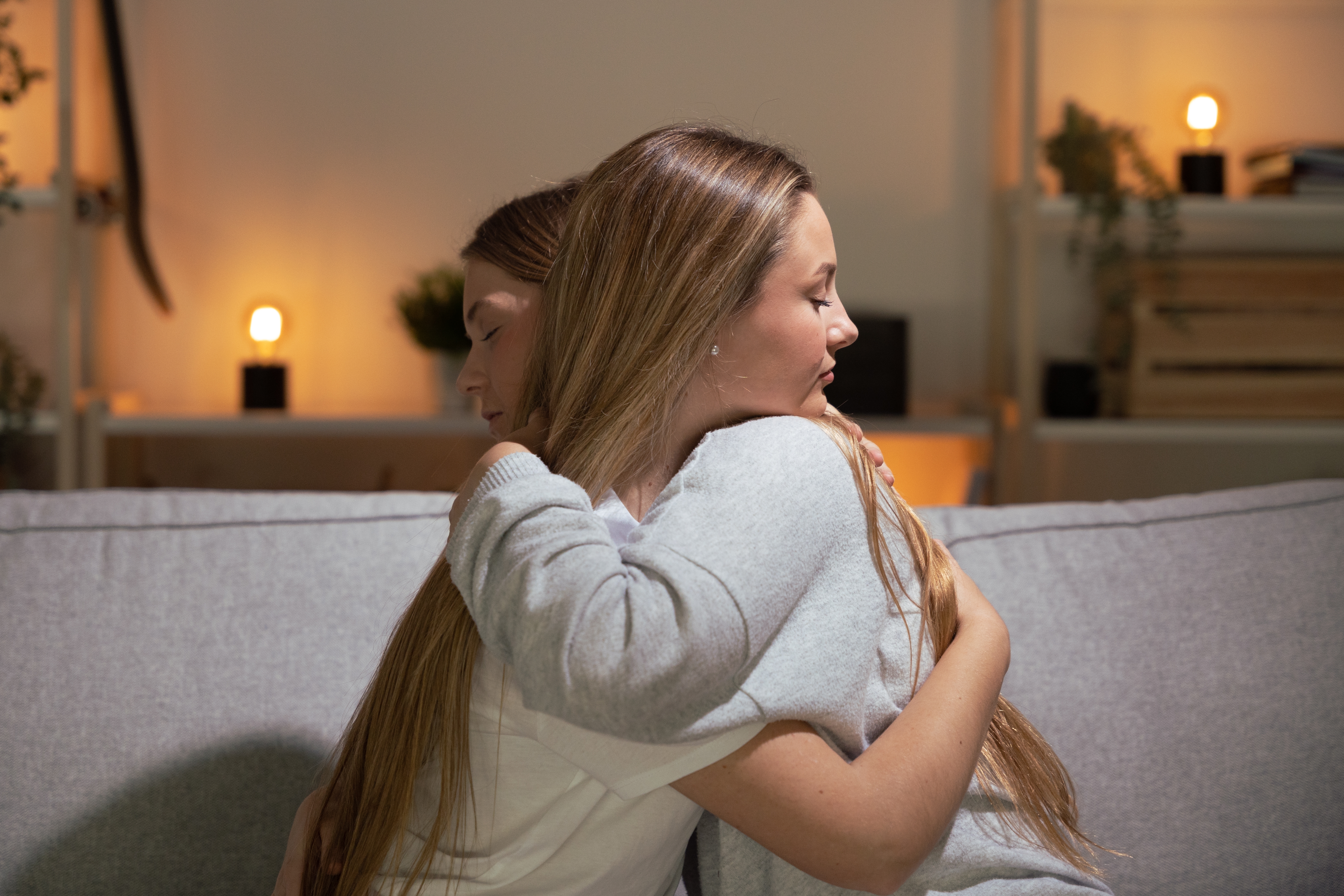Una mujer abraza a otra para consolarla | Foto: Shutterstock