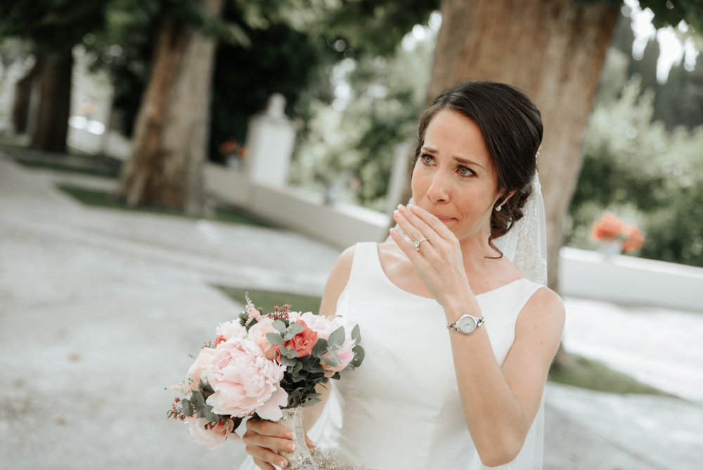 Imagen de una novia llorando el día de su boda | Fuente: Shutterstock