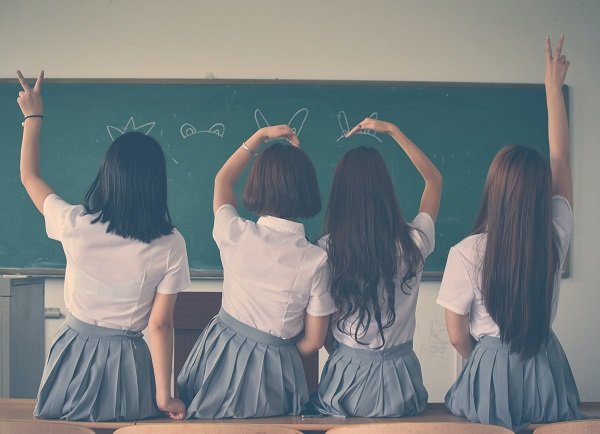 Cuatro alumnas de espaldas a la cámara. | Foto: Pexels