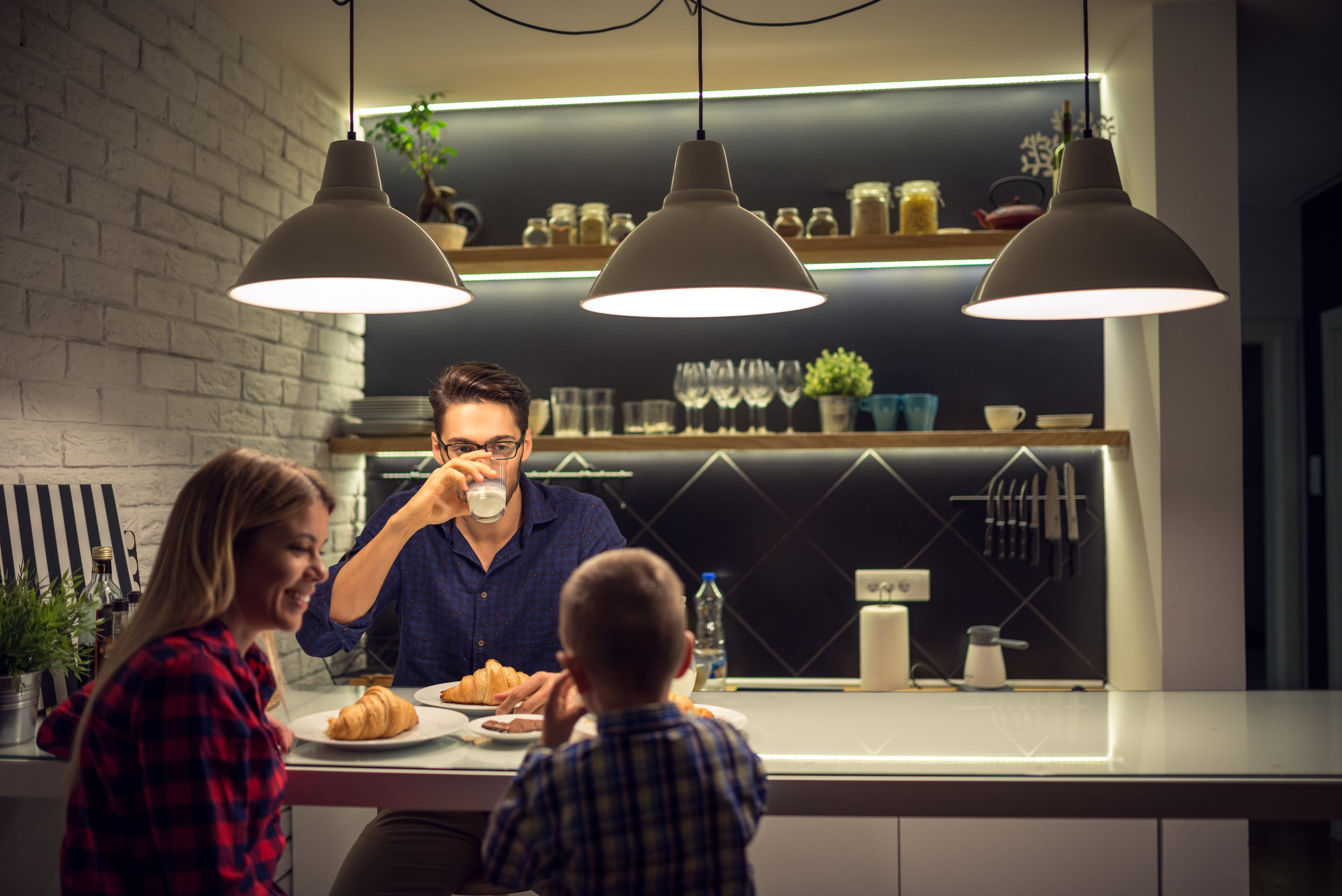 Familia cenando | Foto: Shutterstock