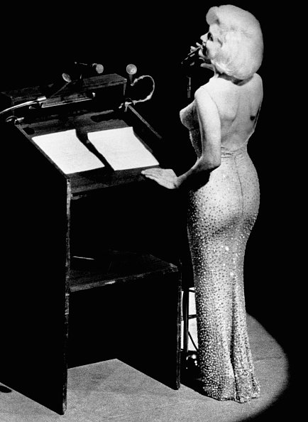 La actriz Marilyn Monroe le canta "Feliz cumpleaños" al presidente John F. Kennedy en el Madison Square Garden, por su próximo 45 cumpleaños. Fuente: Getty Images