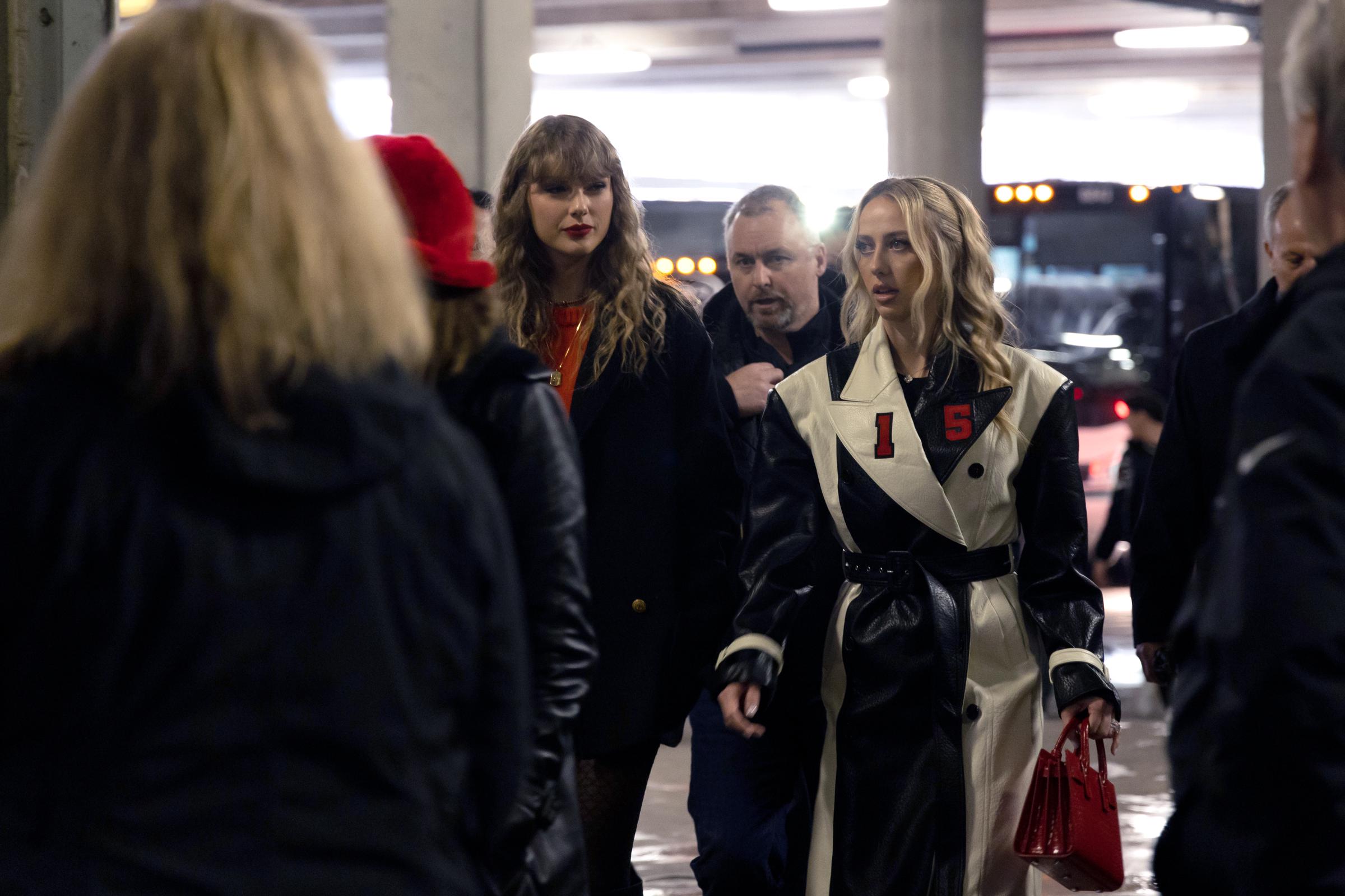 Taylor Swift y Brittany Mahomes en el M&T Bank Stadium el 28 de enero de 2024, en Baltimore, Maryland | Fuente: Getty Images