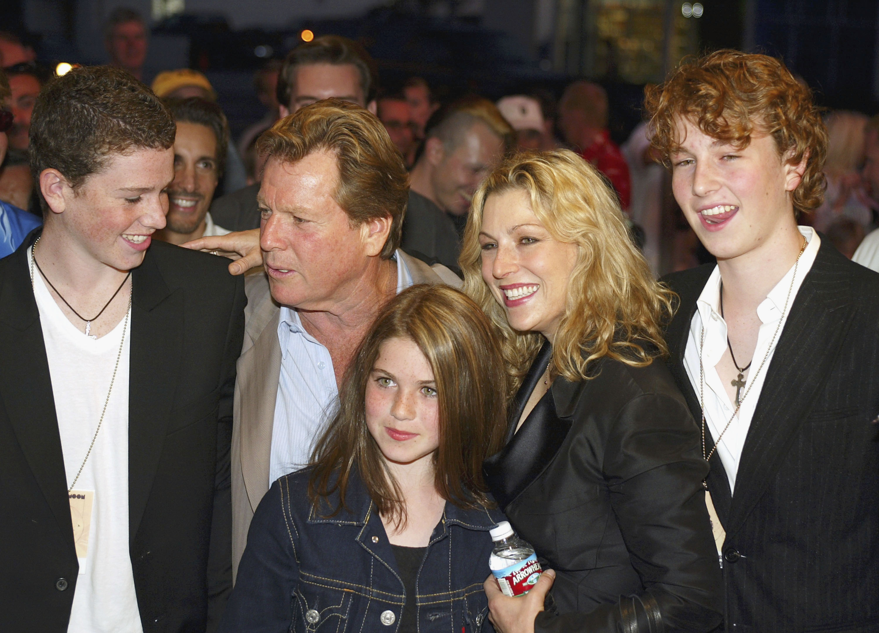 Ryan O'Neal con su hija actriz y sus tres nietos - Sean, Emily y Kevin McEnroe - en la proyección del 30 aniversario de "Paper Moon" en el Vista Theater de Los Ángeles, California, el 21 de agosto de 2003 | Fuente: Getty Images