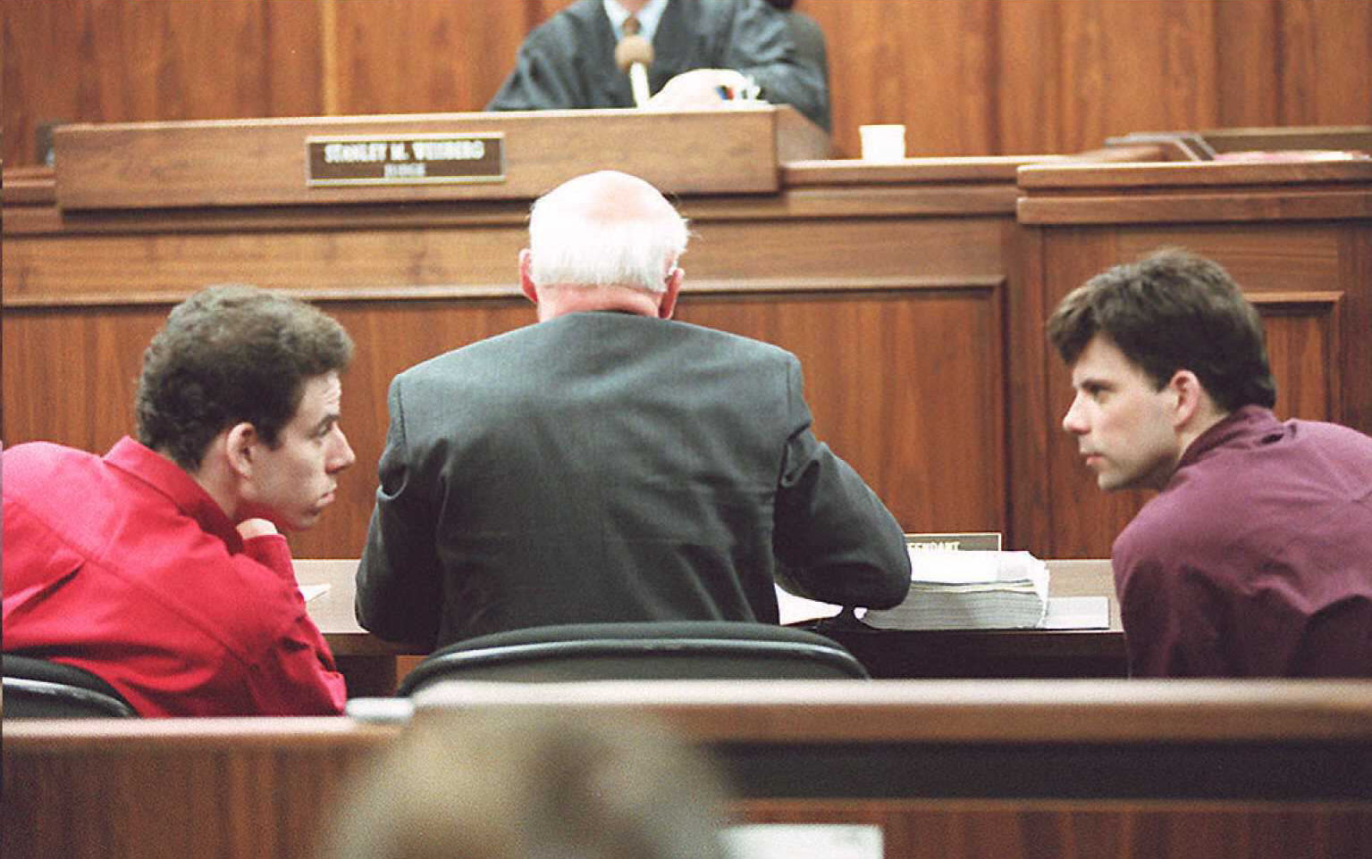 Erik y Lyle Menéndez fotografiados hablando en un tribunal de Los Ángeles en 1995 | Fuente: Getty Images