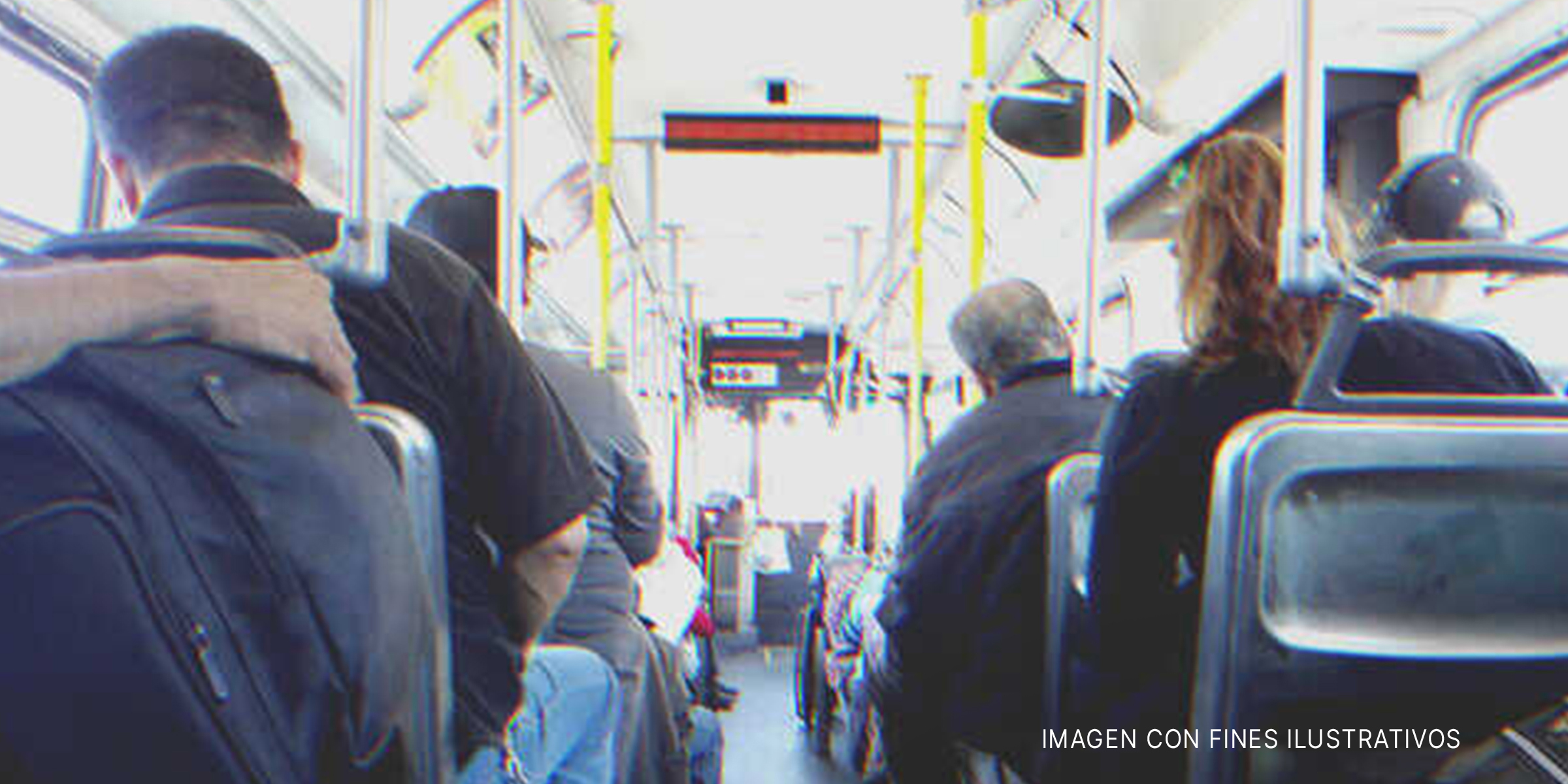 Personas en un autobús | Foto: Shutterstock