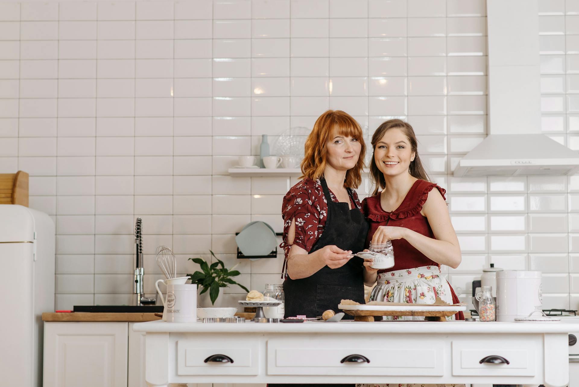 Dos mujeres cocinando juntas | Fuente: Pexels