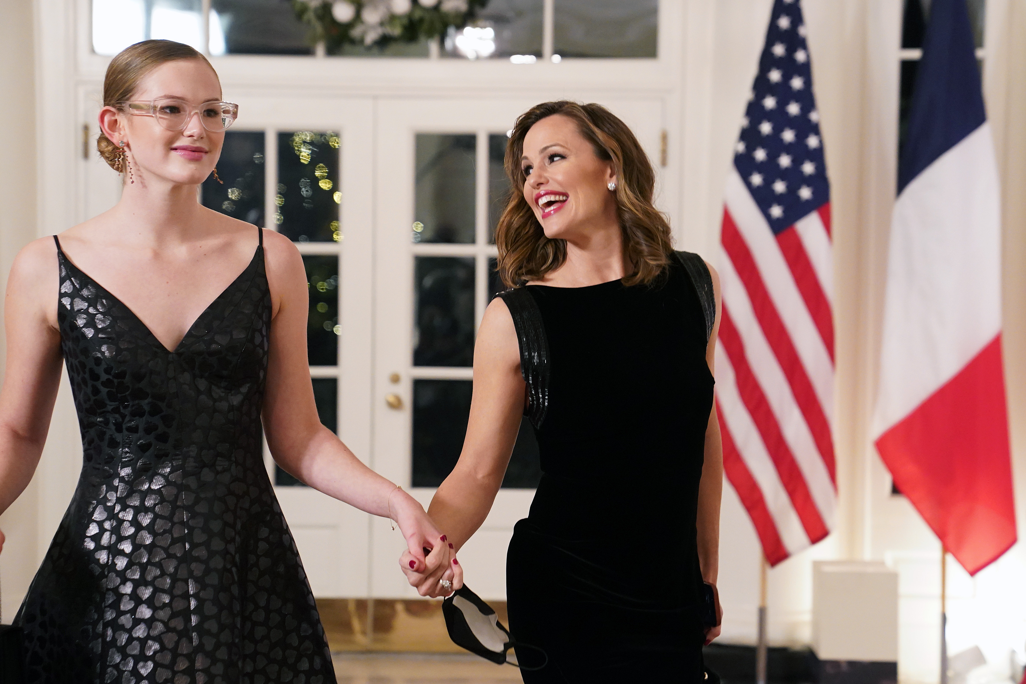 Jennifer Garner y Violet en la Casa Blanca, el 1 de diciembre de 2022 en Washington, DC. | Foto: Getty Images