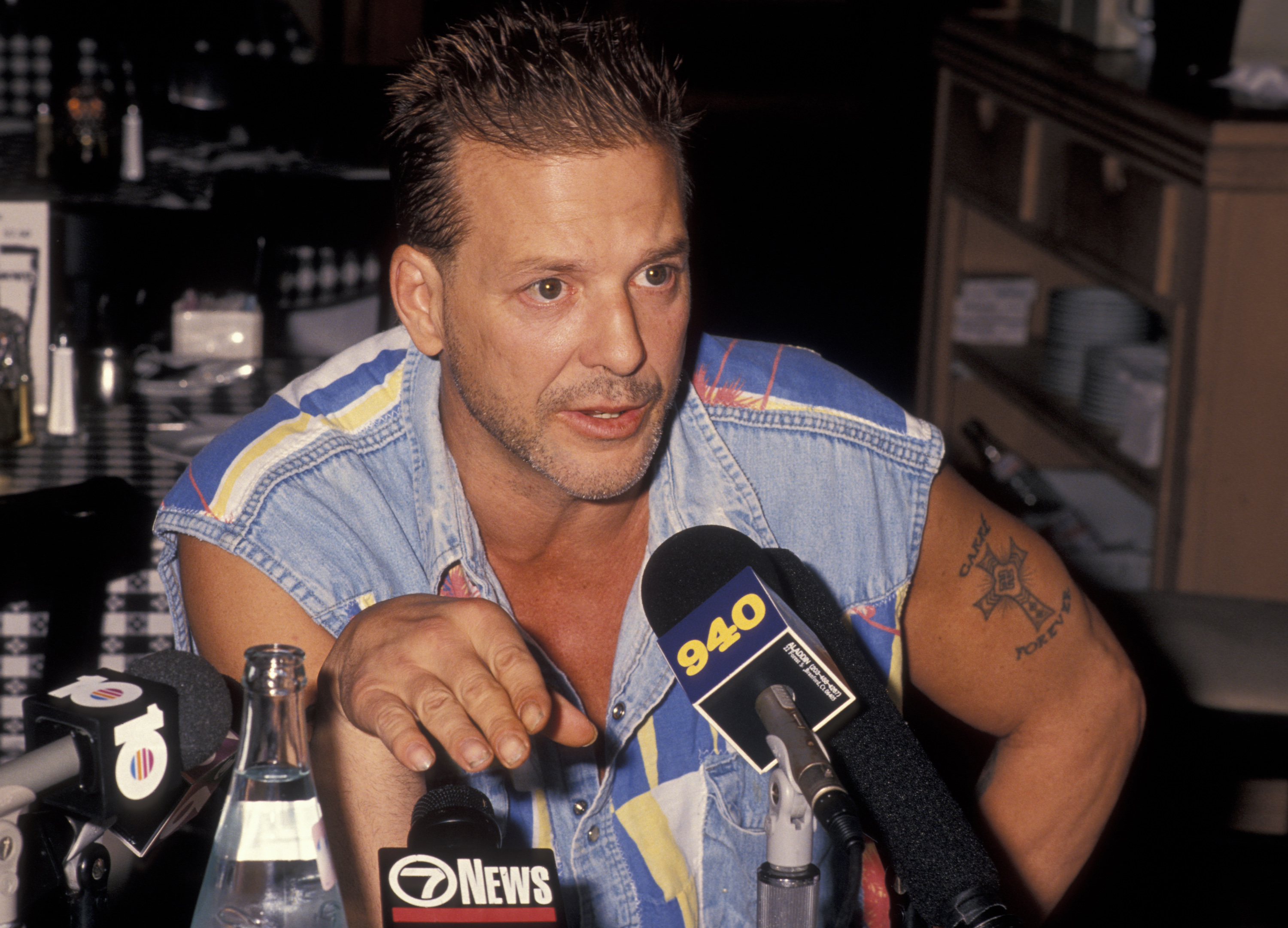 Mickey Rourke en la "gran inauguración del restaurante de Mickey", el 7 de enero de 1994 en South Beach, Florida. | Fuente: Getty Images