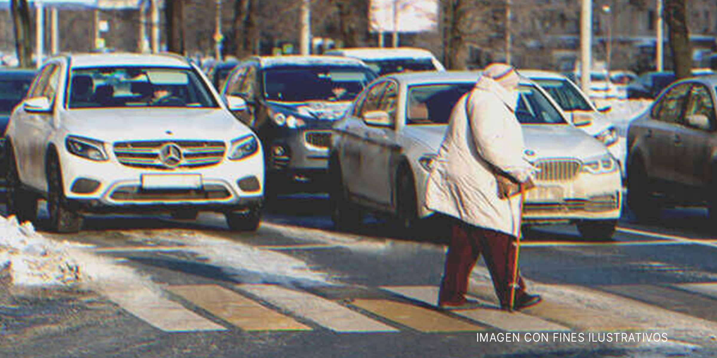 Anciana cruzando una calle. | Foto: Shutterstock
