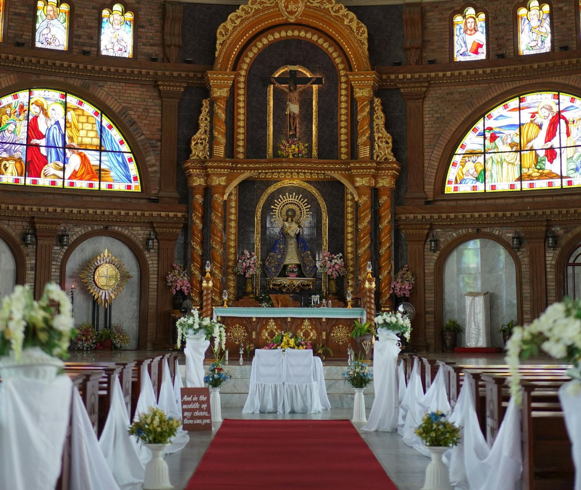 Una iglesia decorada para una boda | Fuente: Pexels