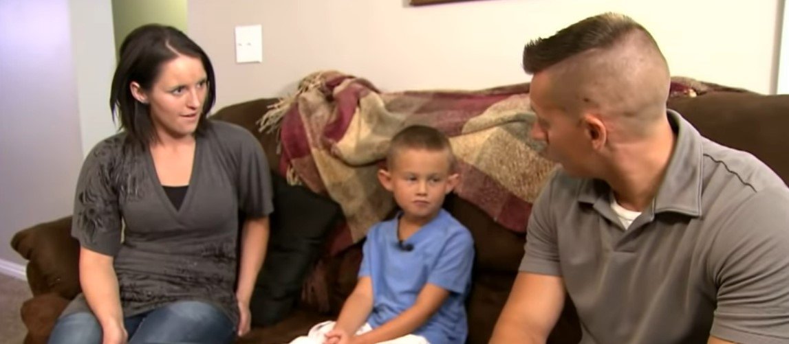 Gage Berger, de seis años, con sus padres, Timothy y Kallie. | Foto: Youtube/Inside Edition