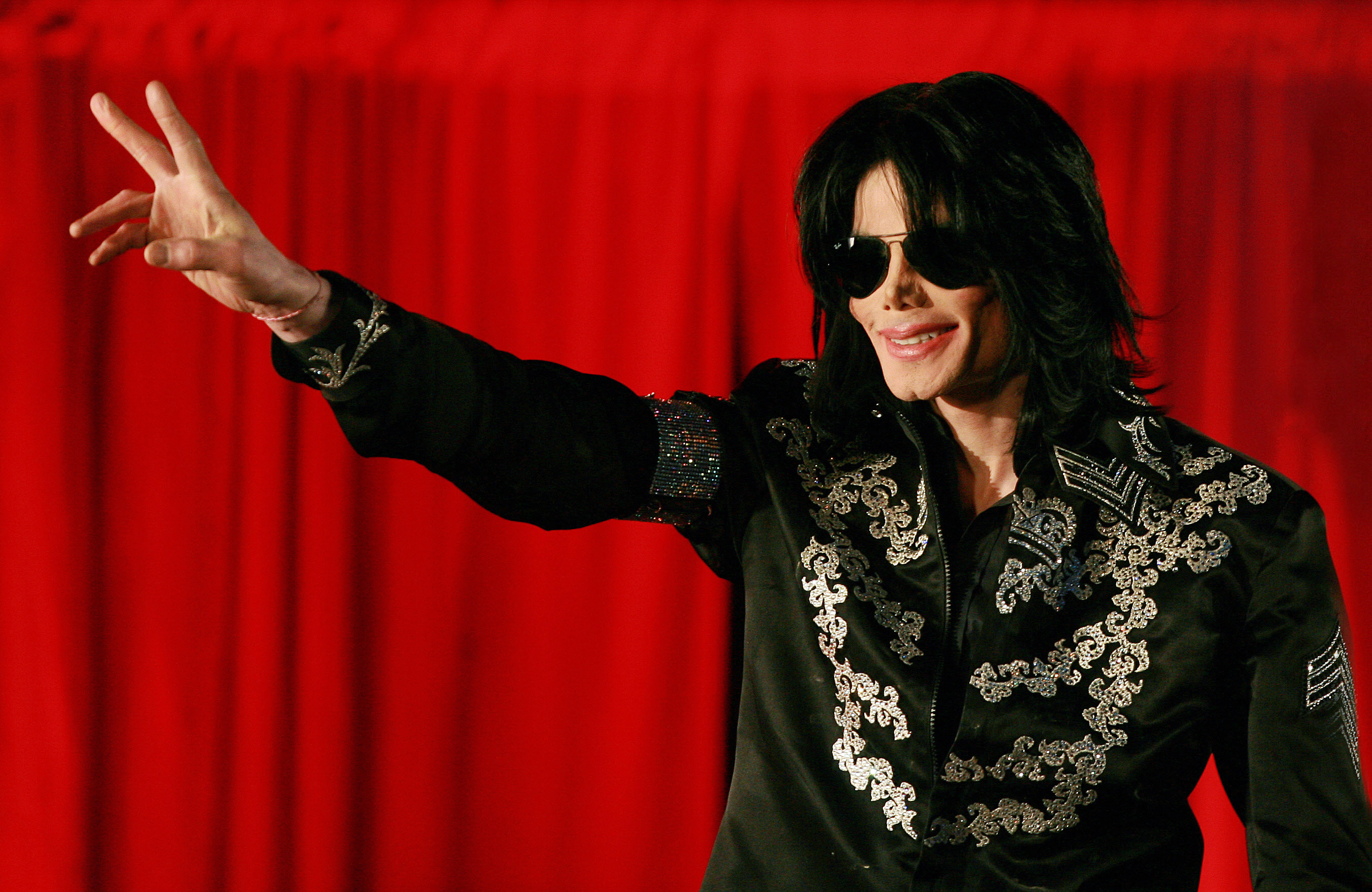 Michael Jackson en una rueda de prensa en el estadio O2 de Londres, Inglaterra, el 5 de marzo de 2009 | Fuente: Getty Images