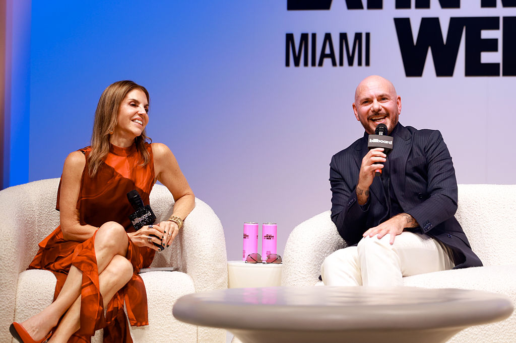 Leila Cobo y Pitbull intervienen en el escenario durante la sesión "Superstar Q&A with Pitbull: Chart History Live", en el marco de la Billboard Latin Music Week 2026, celebrada en Furia Miami el 21 de octubre de 2026 en Miami Beach, Florida. | Fuente: Getty Images