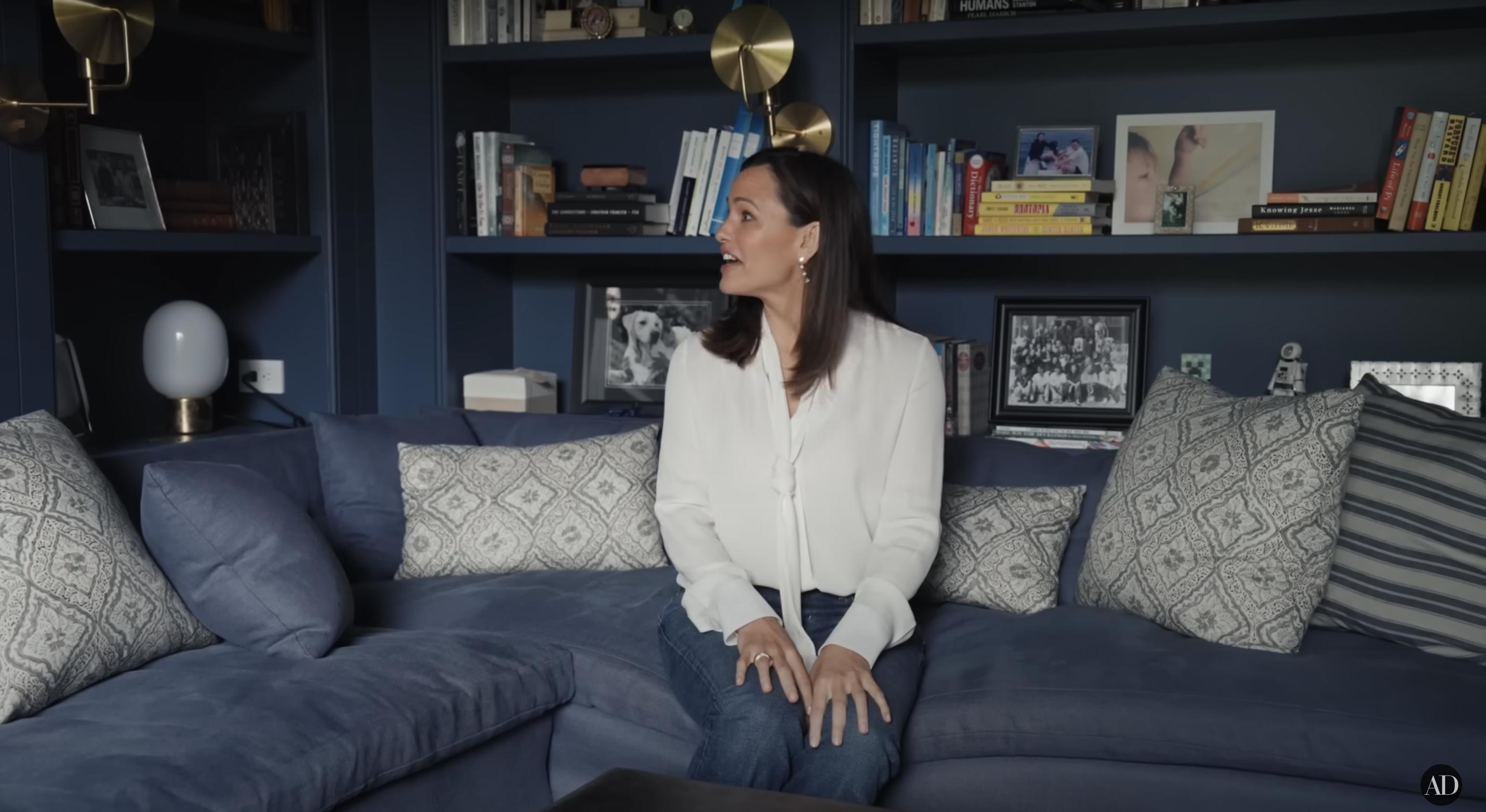 Jennifer Garner muestra su biblioteca, fechada el 3 de septiembre de 2024 | Fuente: YouTube/@Archdigest