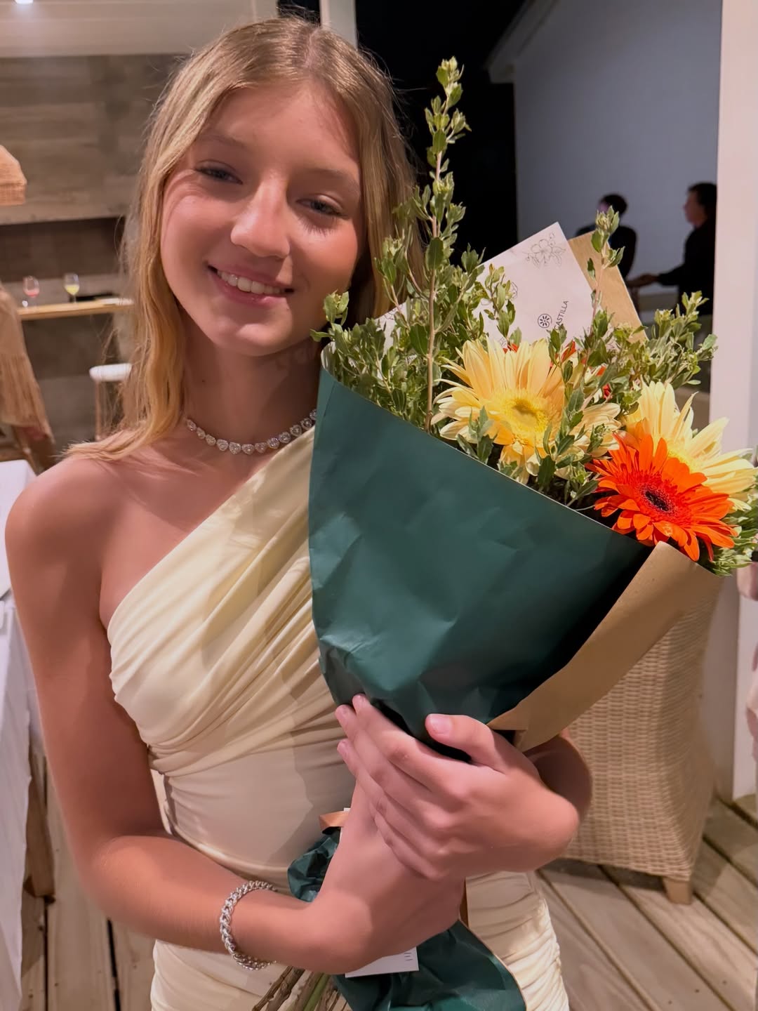 Allegra Cubero posando con un ramo de flores durante su fiesta de 15 organizada por su madre el pasado mes de enero de 2026 | Fuente: Instagram/nikitaneumannoficial