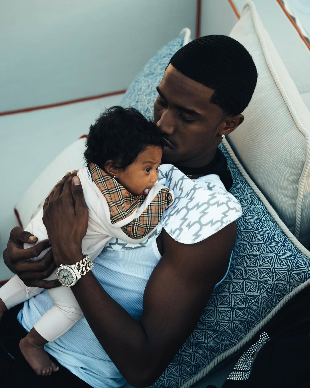 Christian sosteniendo a Love Combs, con fecha de enero de 2023 | Fuente: Instagram/kingcombs