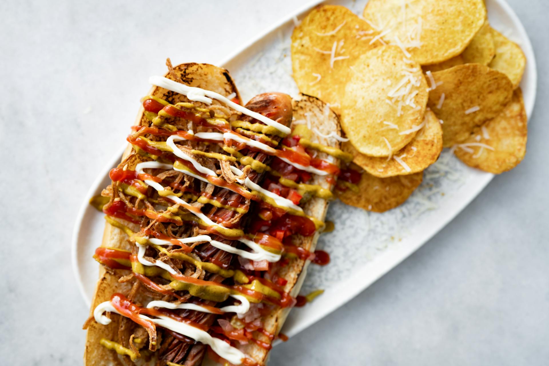 Un bocadillo y patatas fritas | Fuente: Pexels