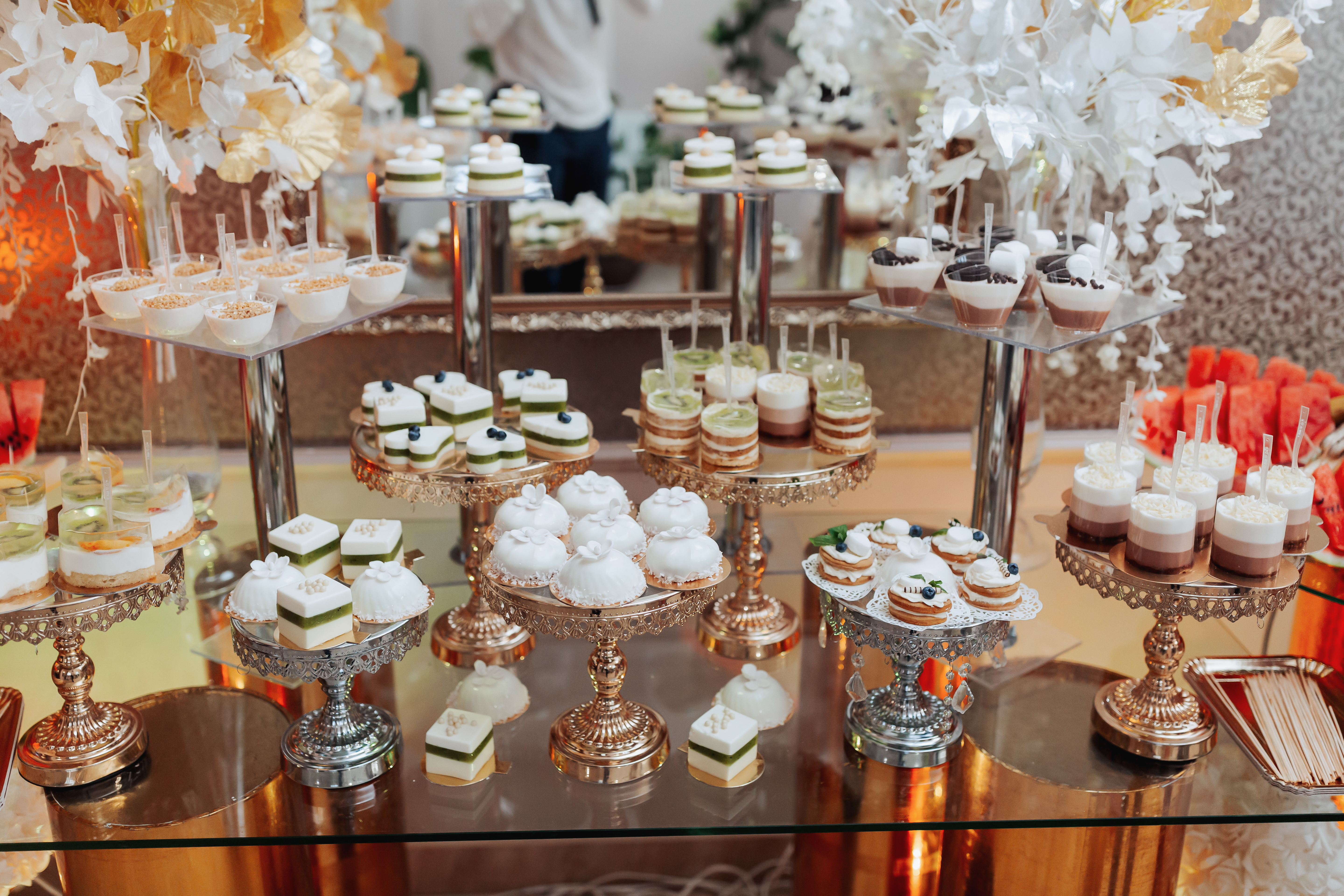 Una boda deliciosa. Candy bar para un banquete. Concepto de celebración. Postres de moda. Mesa con dulces y caramelos. Frutas | Fuente: Getty Images