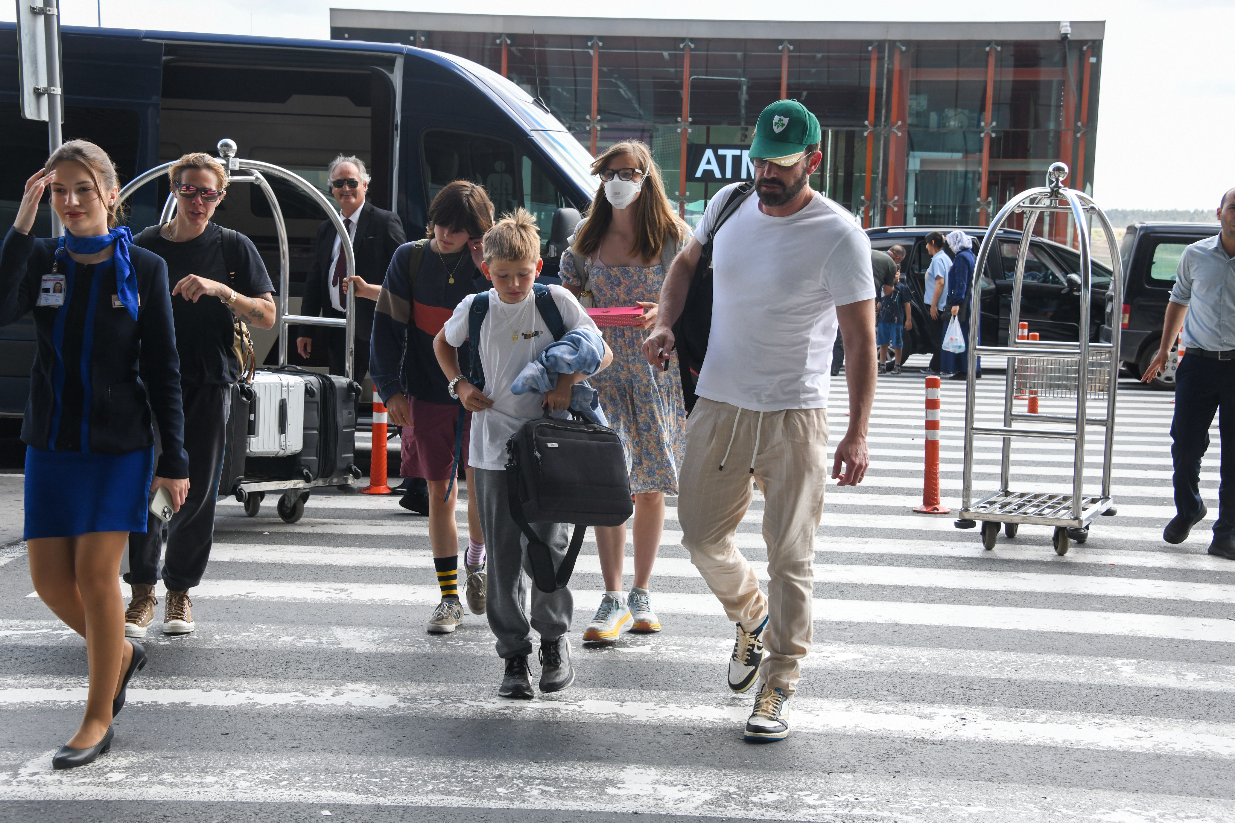 Seraphina Affleck, Violet Affleck, Samuel Affleck y Ben Affleck el 9 de agosto de 2023 en Estambul, Turquía. | Fuente: Getty Images