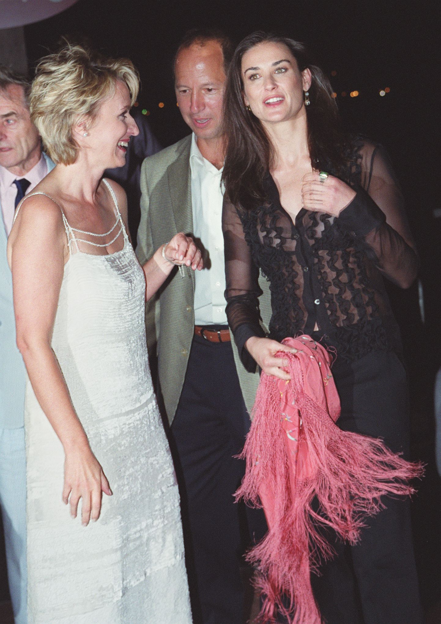 Tina Brown, Ron Galotti y Demi Moore en la Estatua de la Libertad el 2 de agosto de 1999, en Nueva York | Fuente: Getty Images