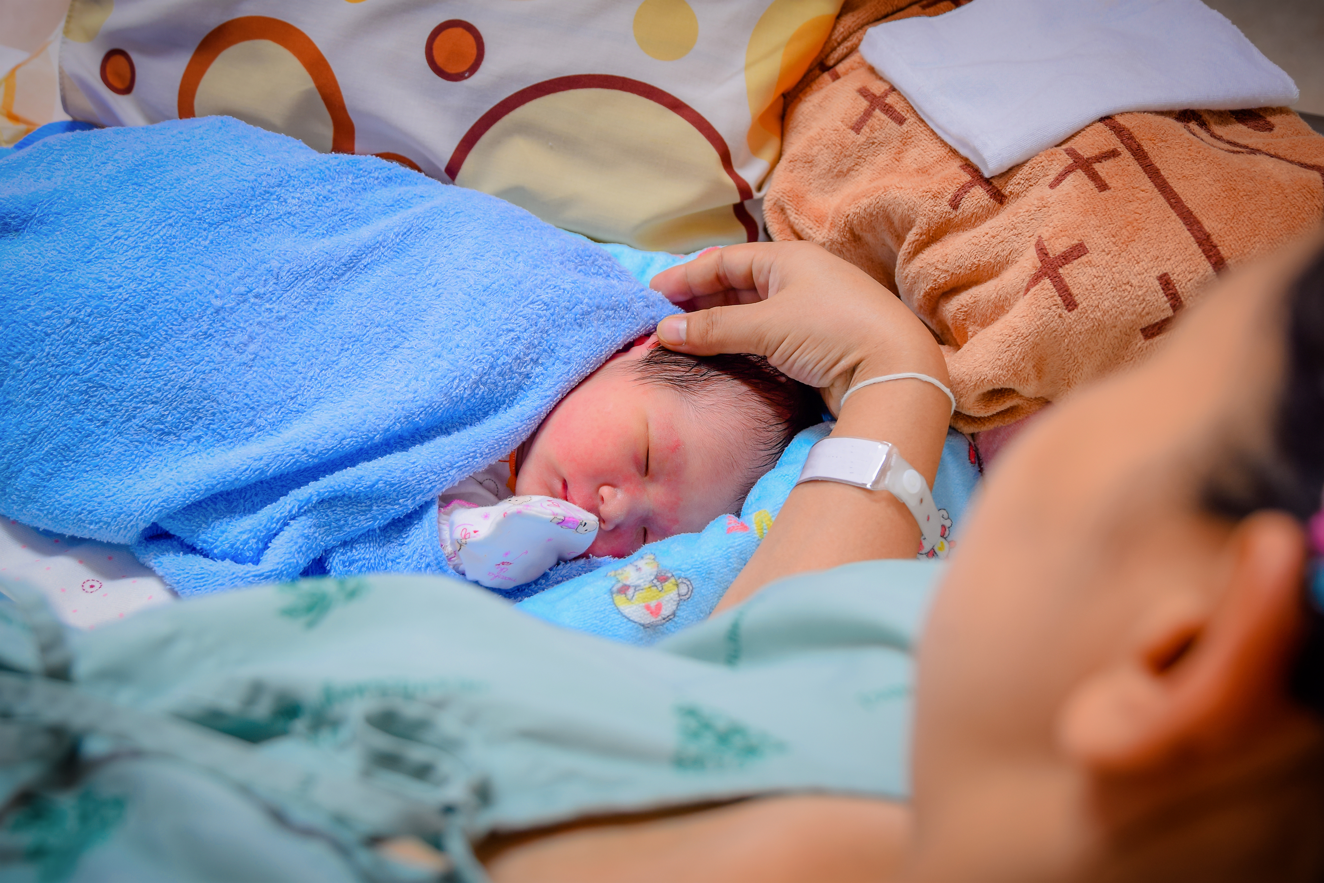 Recién nacido y madre en el hospital tras dar a luz | Fuente: Shutterstock.com