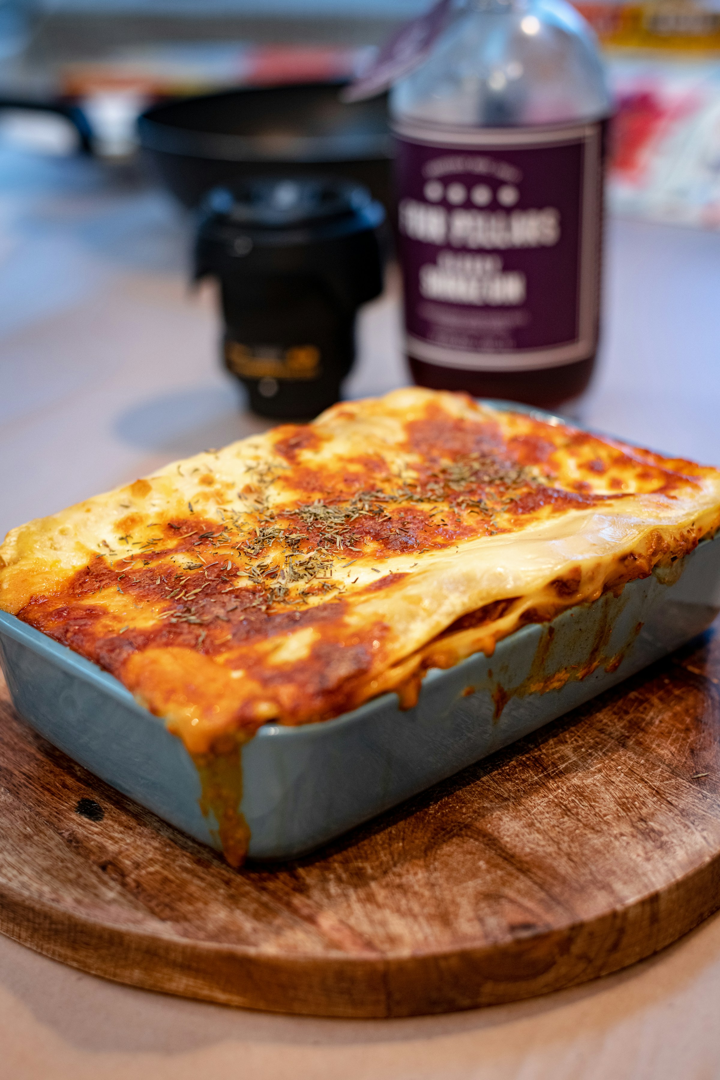 Una bandeja de lasaña sobre una tabla | Fuente: Unsplash