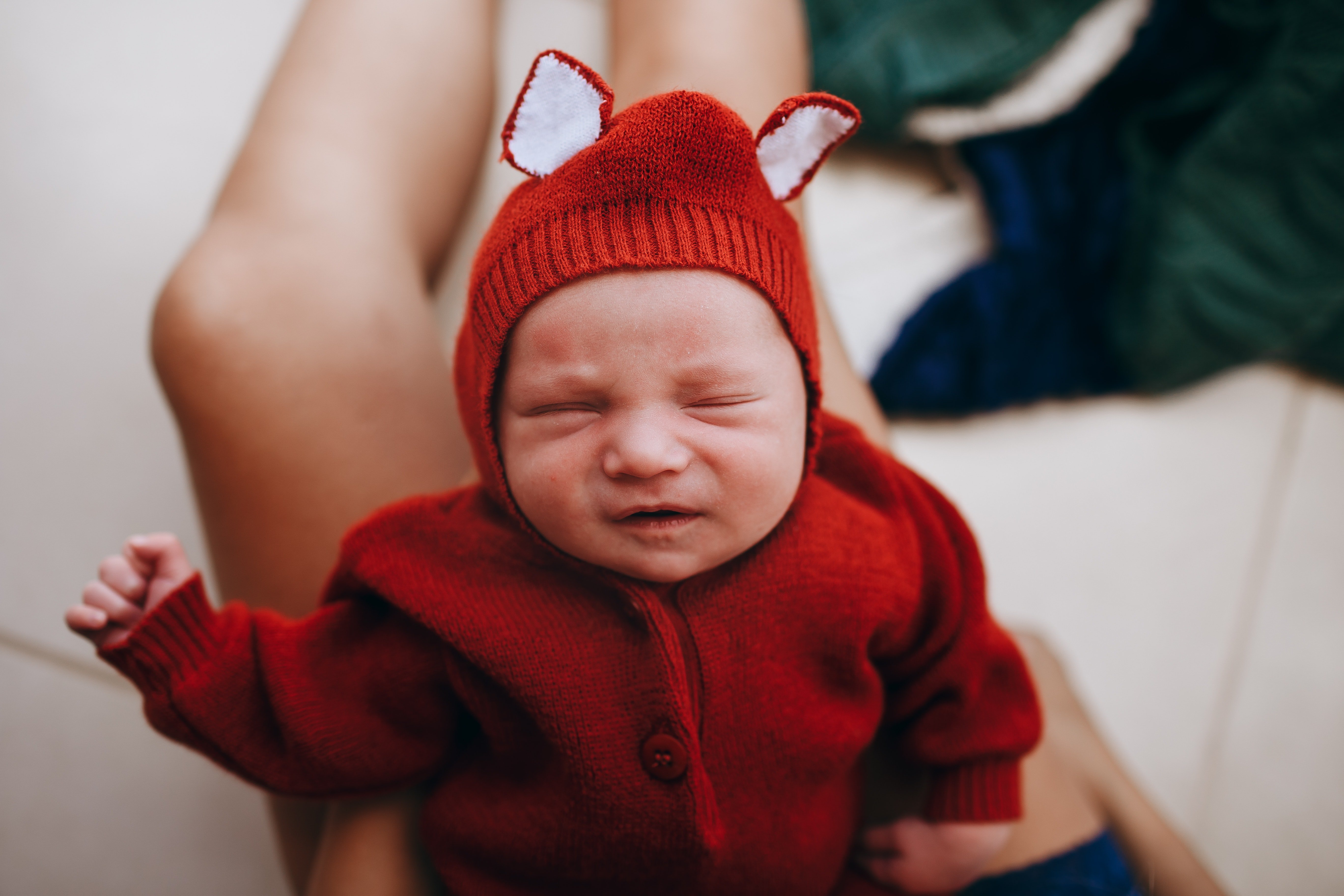 Un bebé recién nacido vistiendo un traje rojo. | Foto: Unsplash