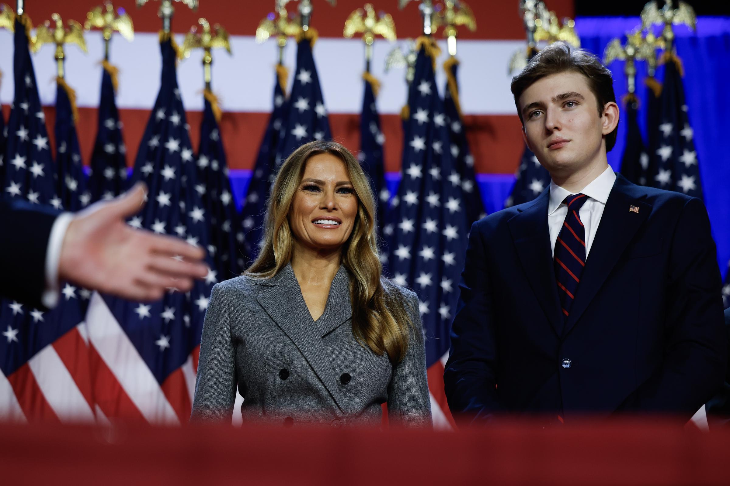 Melania y Barron Trump durante un acto de la noche electoral del 6 de noviembre de 2024, en West Palm Beach, Florida. | Fuente: Getty Images