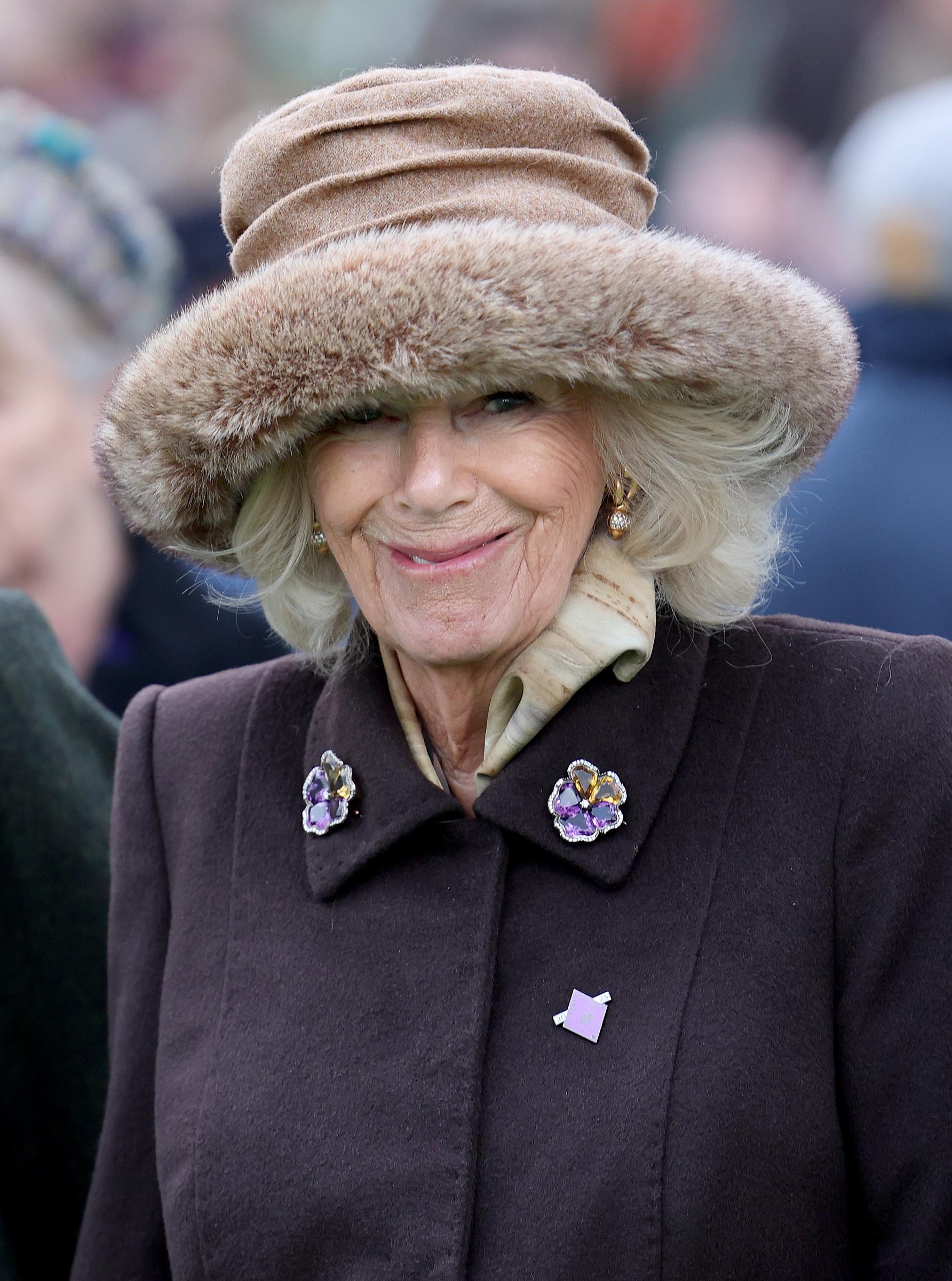 La reina Camilla llega al segundo día, "Style Wednesday", del Festival de Cheltenham en el hipódromo de Cheltenham el 12 de marzo de 2025 en Londres, Inglaterra | Fuente: Getty Images