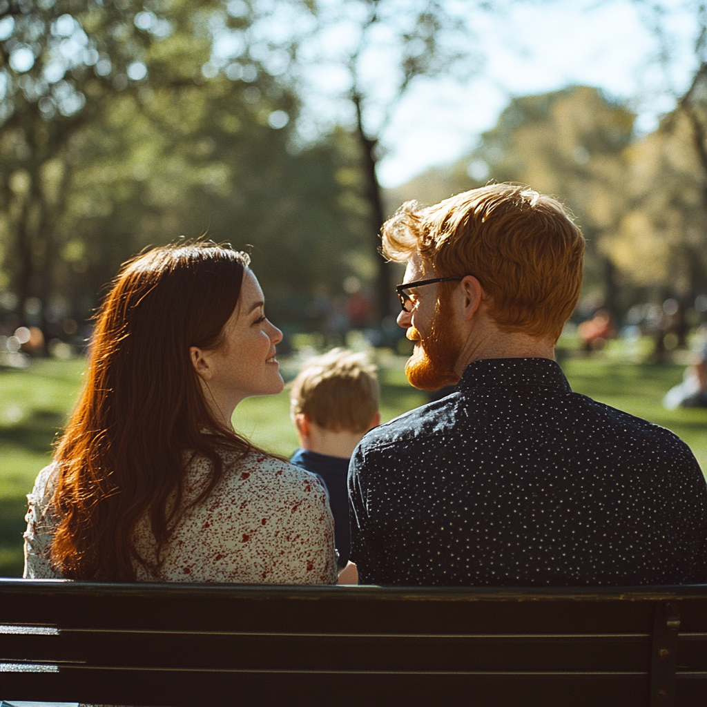 Una pareja feliz en el parque | Fuente: Midjourney