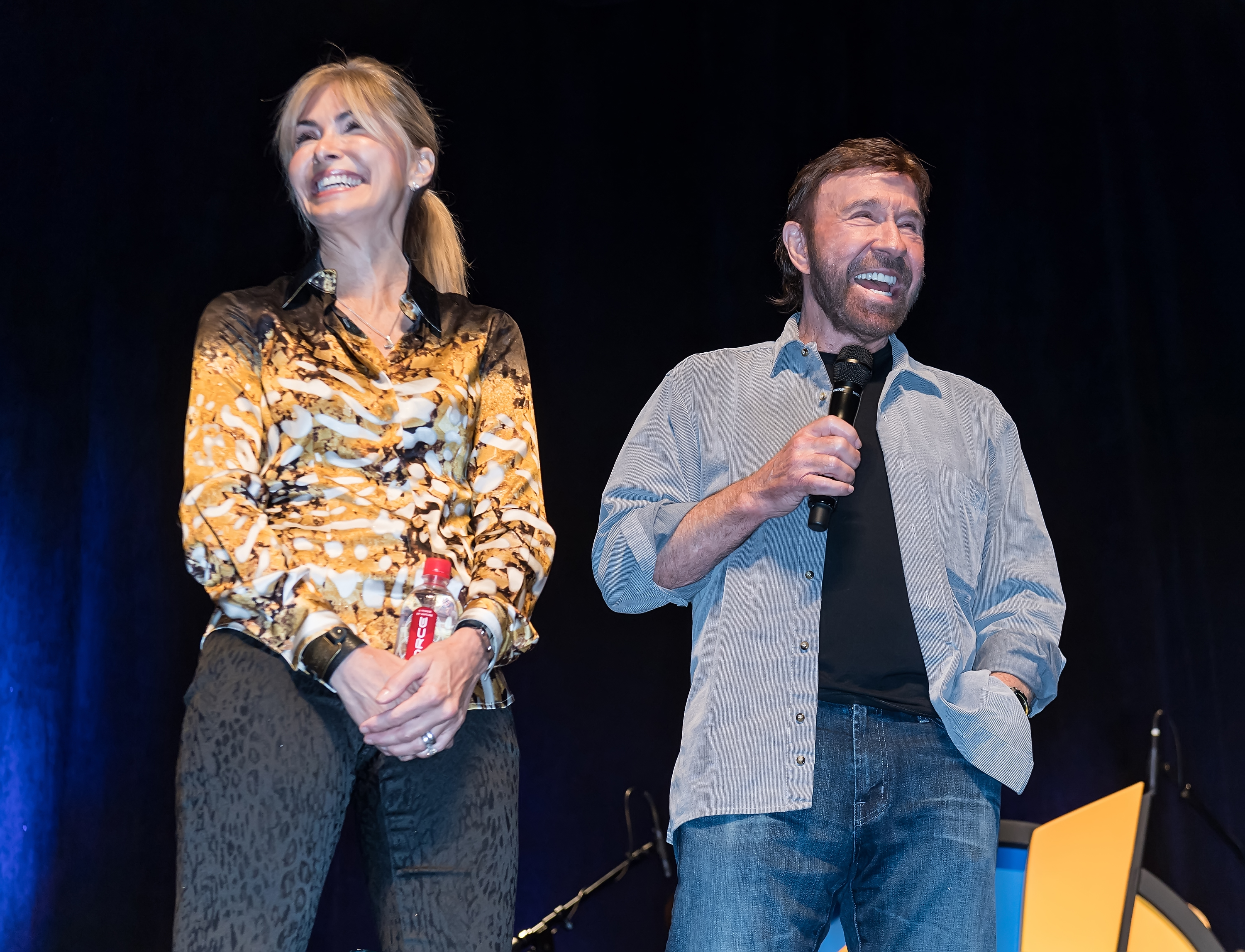 Gena O'Kelly y Chuck Norris durante la Wizard World Comic Con Philadelphia 2017 en el Pennsylvania Convention Center el 3 de junio. | Fuente: Getty Images