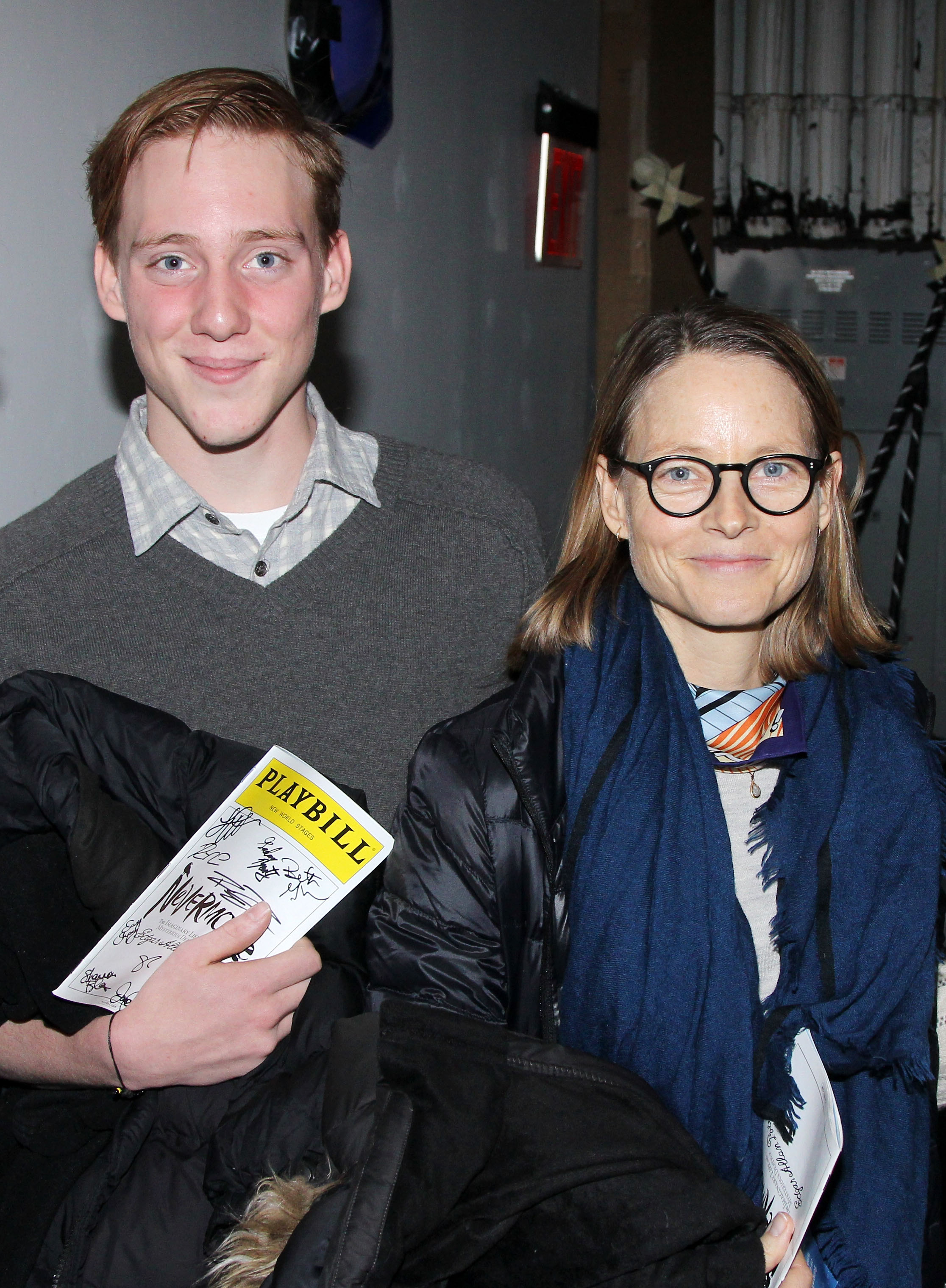 Charlie y Jodie Foster posan entre bastidores en la macabra obra musical "Nevermore: The Imaginary Life and Mysterious Death of Edgar Allan Poe" el 15 de febrero de 2015, en Nueva York | Fuente: Getty Images