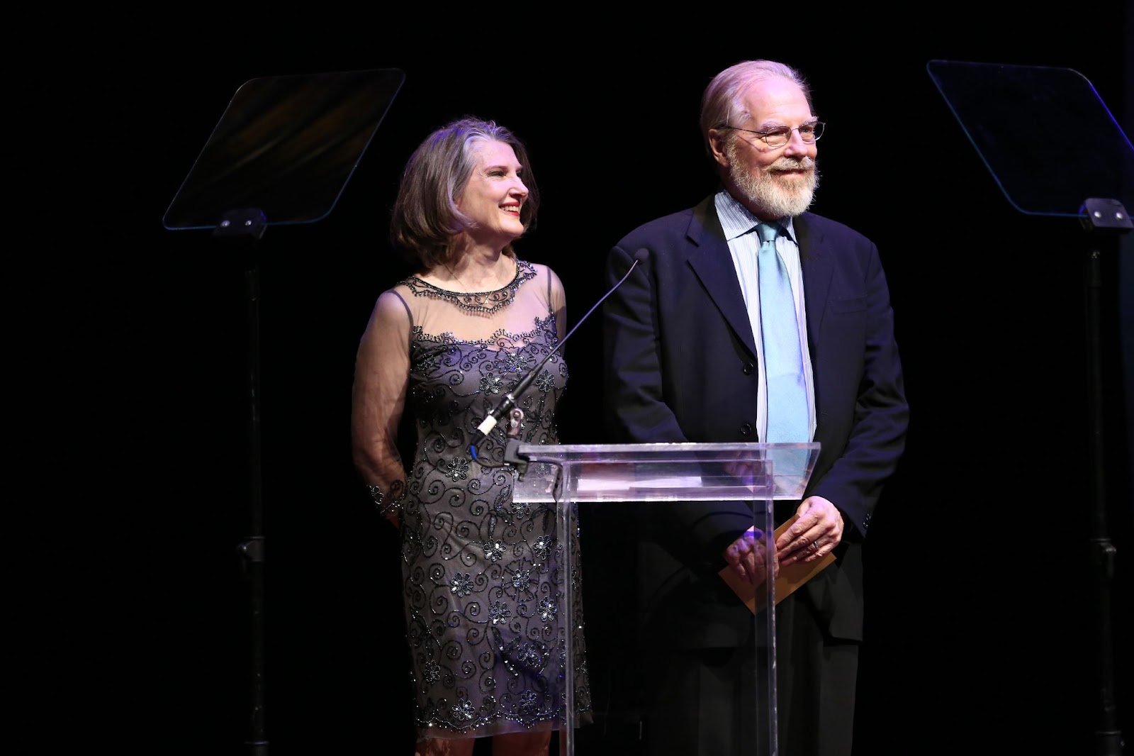 La actriz y Michael McKean en el escenario durante la 32 edición de los Premios Lucille Lortel el 7 de mayo de 2017, en Nueva York. La pareja, unida por una pasión compartida por las artes, subió junta al escenario, destacando su apoyo y admiración mutuos | Fuente: Getty Images