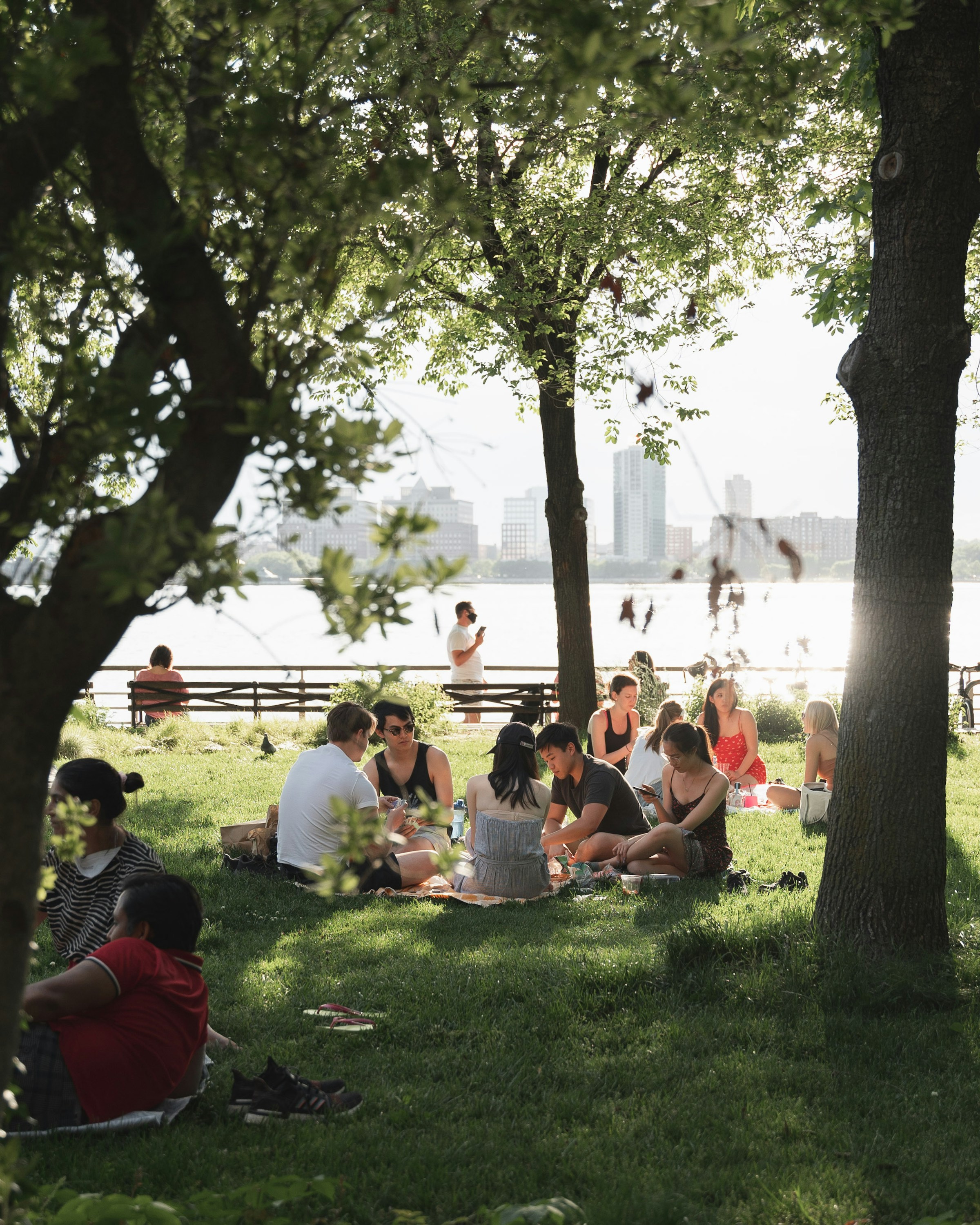 Gente haciendo un picnic | Fuente: Unsplash