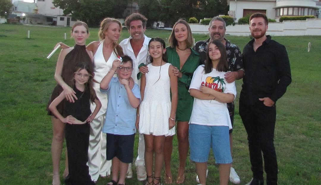 Nicolás Cabré y Rocío Pardo en su casamiento civil, rodeados de su familia | Fuente: Instagram/rrociopardo