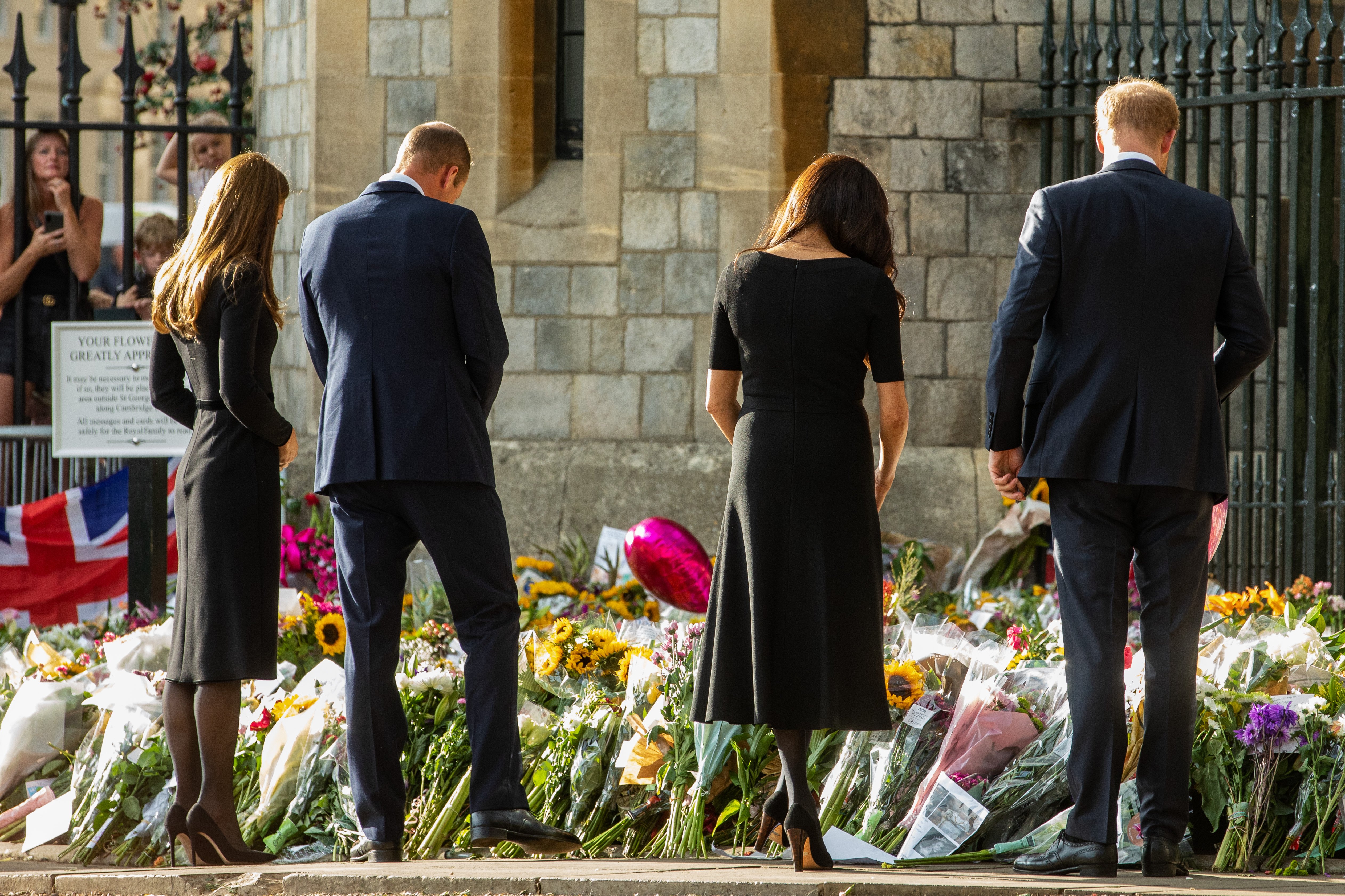 El príncipe William y Catherine, acompañados por el príncipe Harry y Meghan, viendo tributos a la reina Elizabeth II en el castillo de Windsor, el 10 de septiembre de 2022 en Windsor, Reino Unido. | Foto: Getty Images